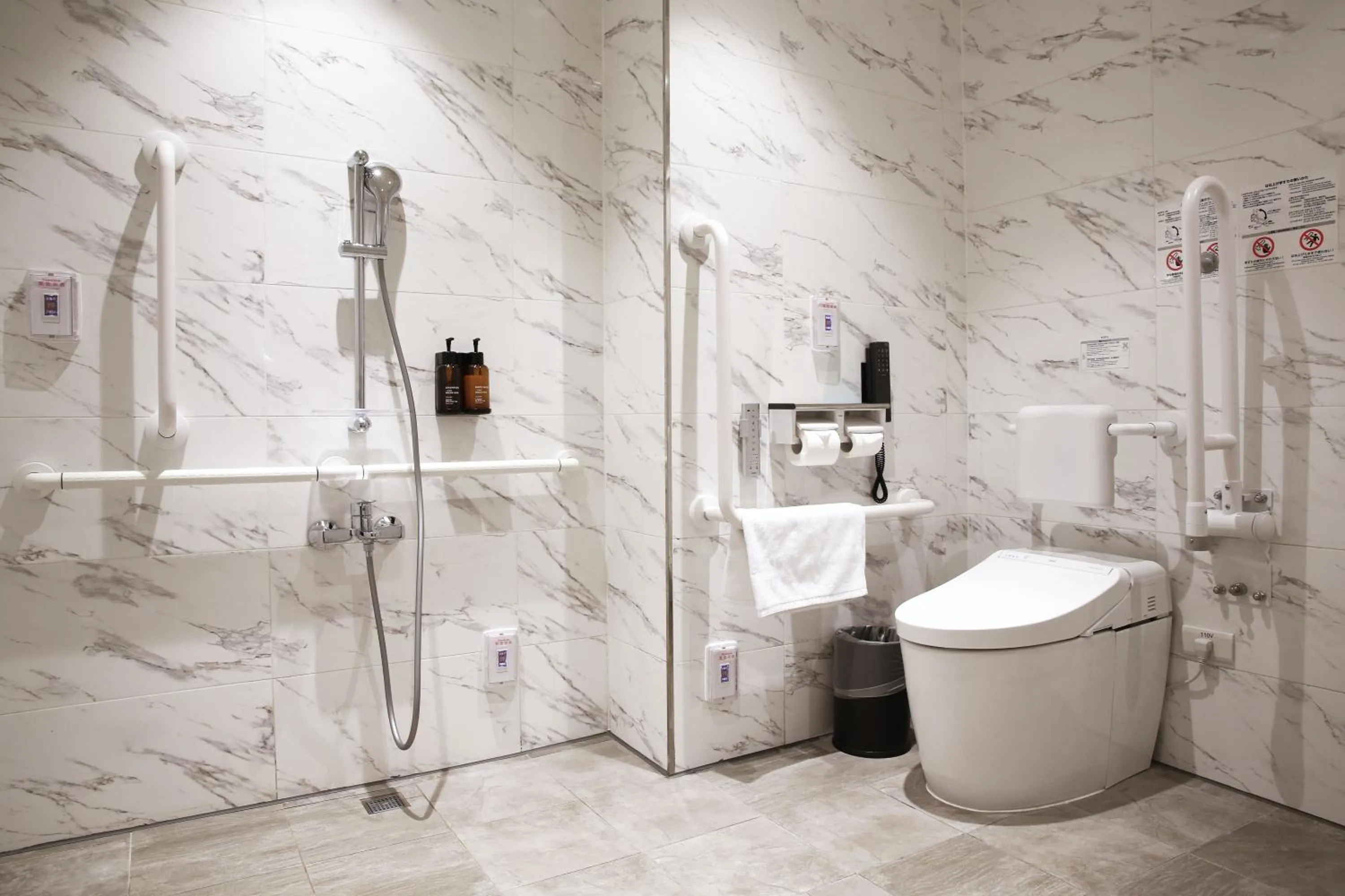 Bath in Fullon Poshtel - Shuili