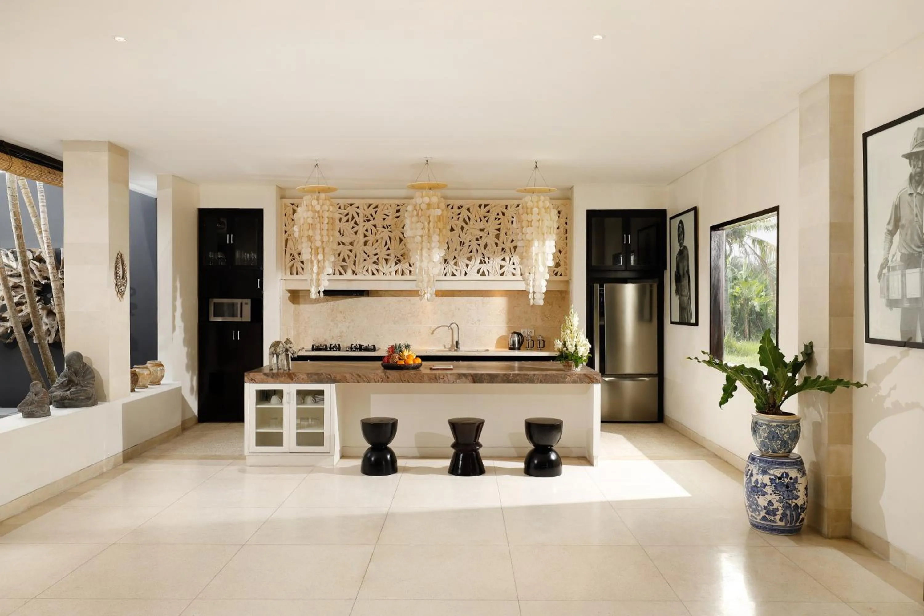 Kitchen or kitchenette in Black Beach Villa - Absolute Beachfront Escape