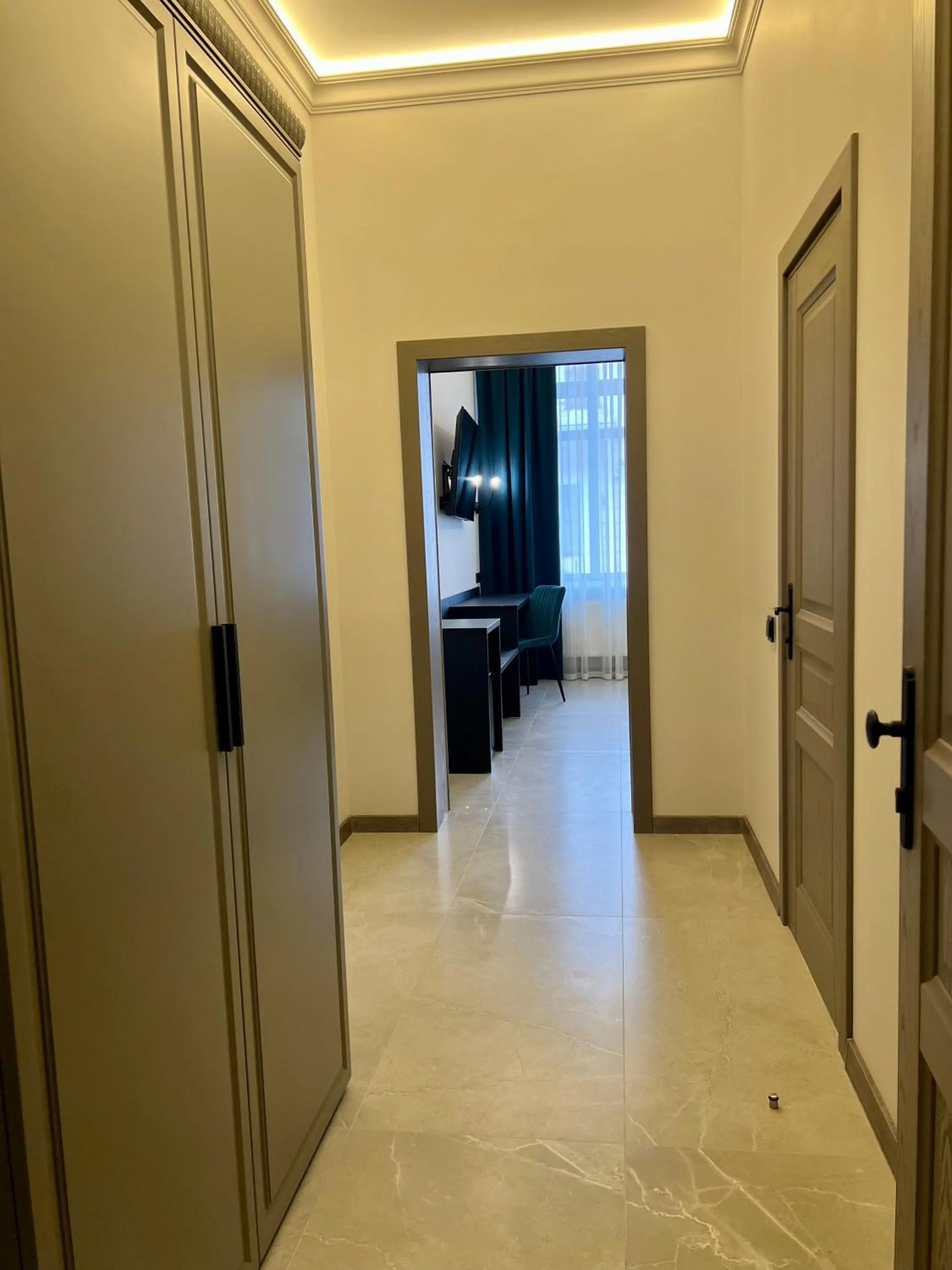 wardrobe in Richmond Hotel