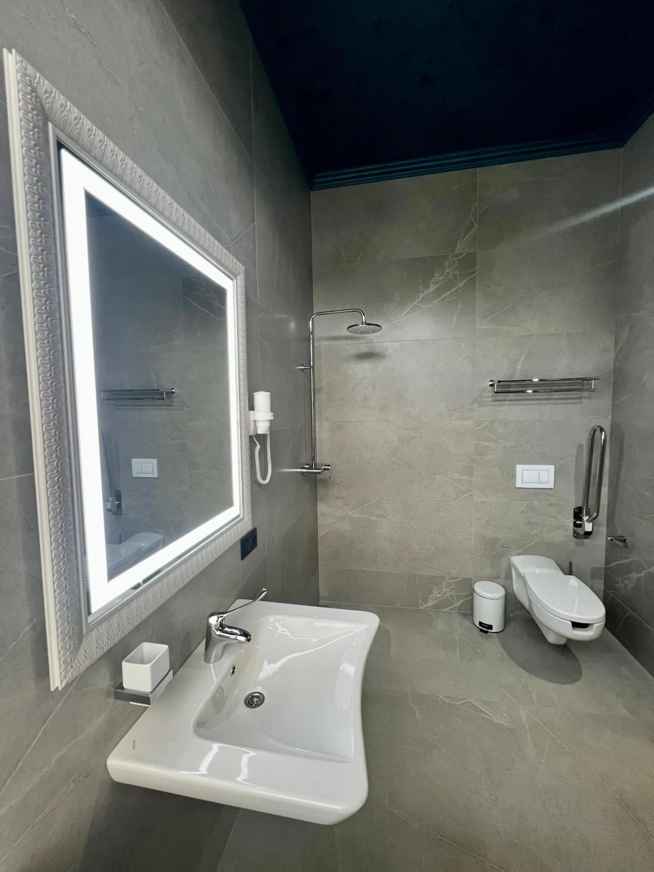 Shower in Richmond Hotel