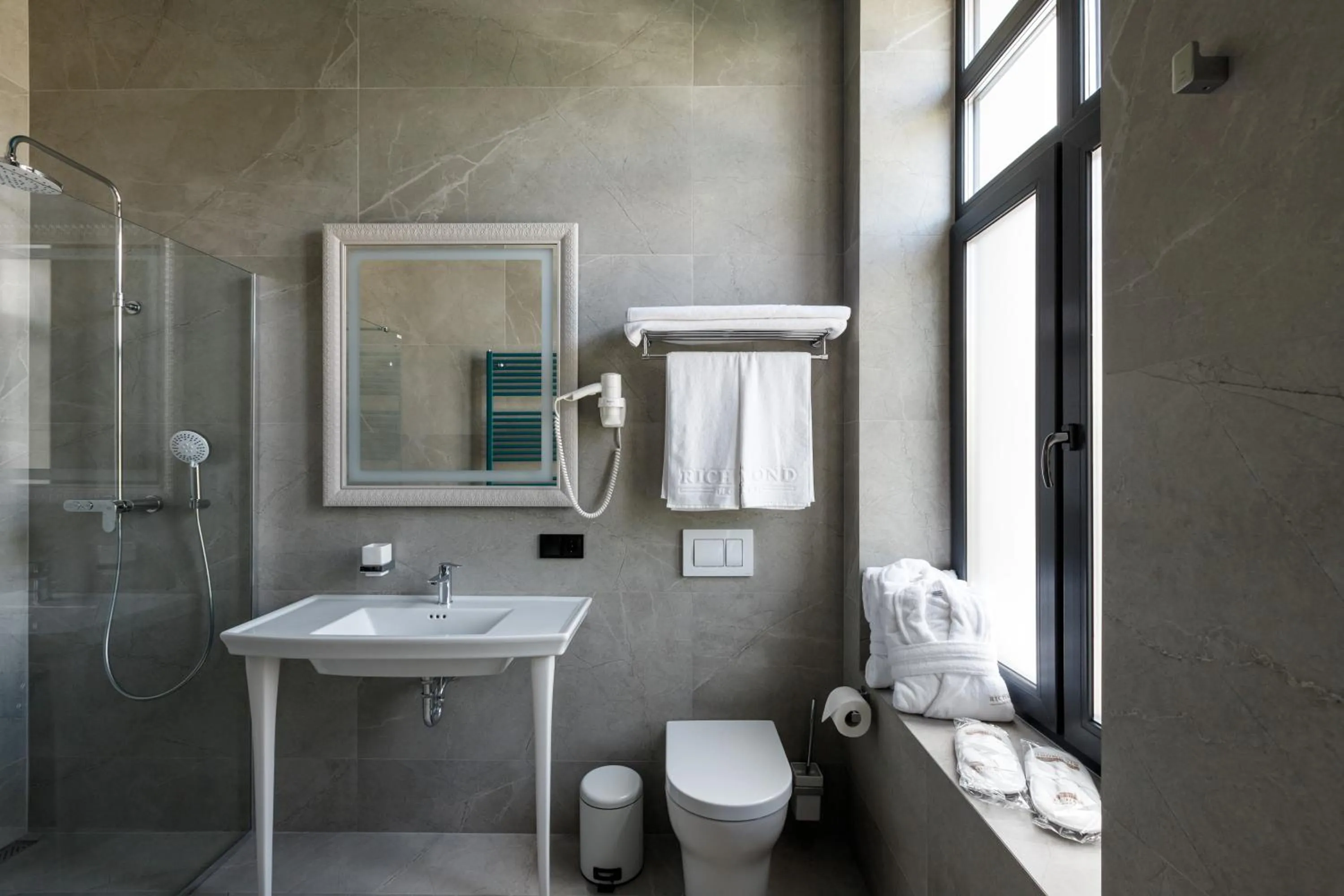 Shower in Richmond Hotel