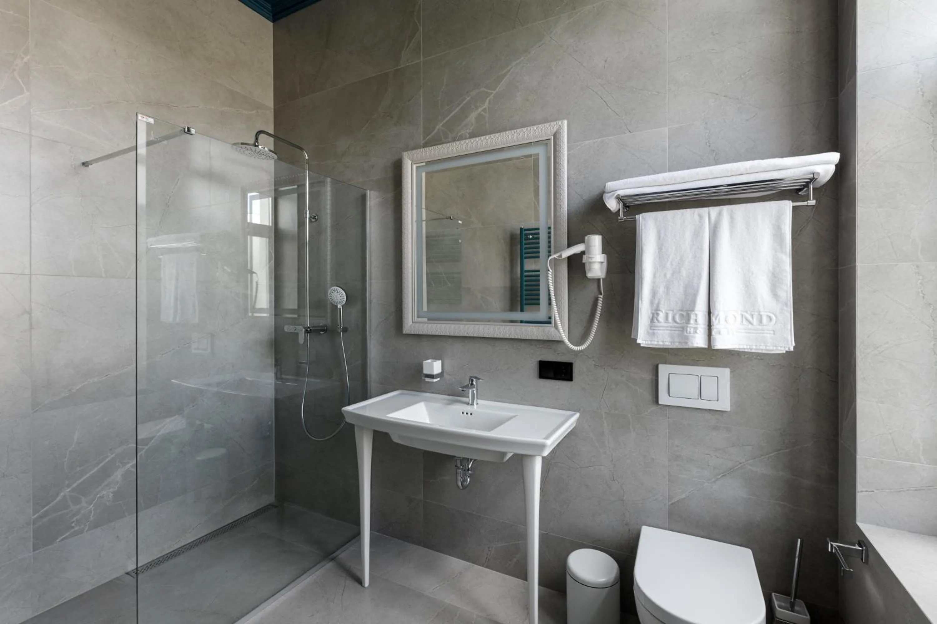 Shower in Richmond Hotel