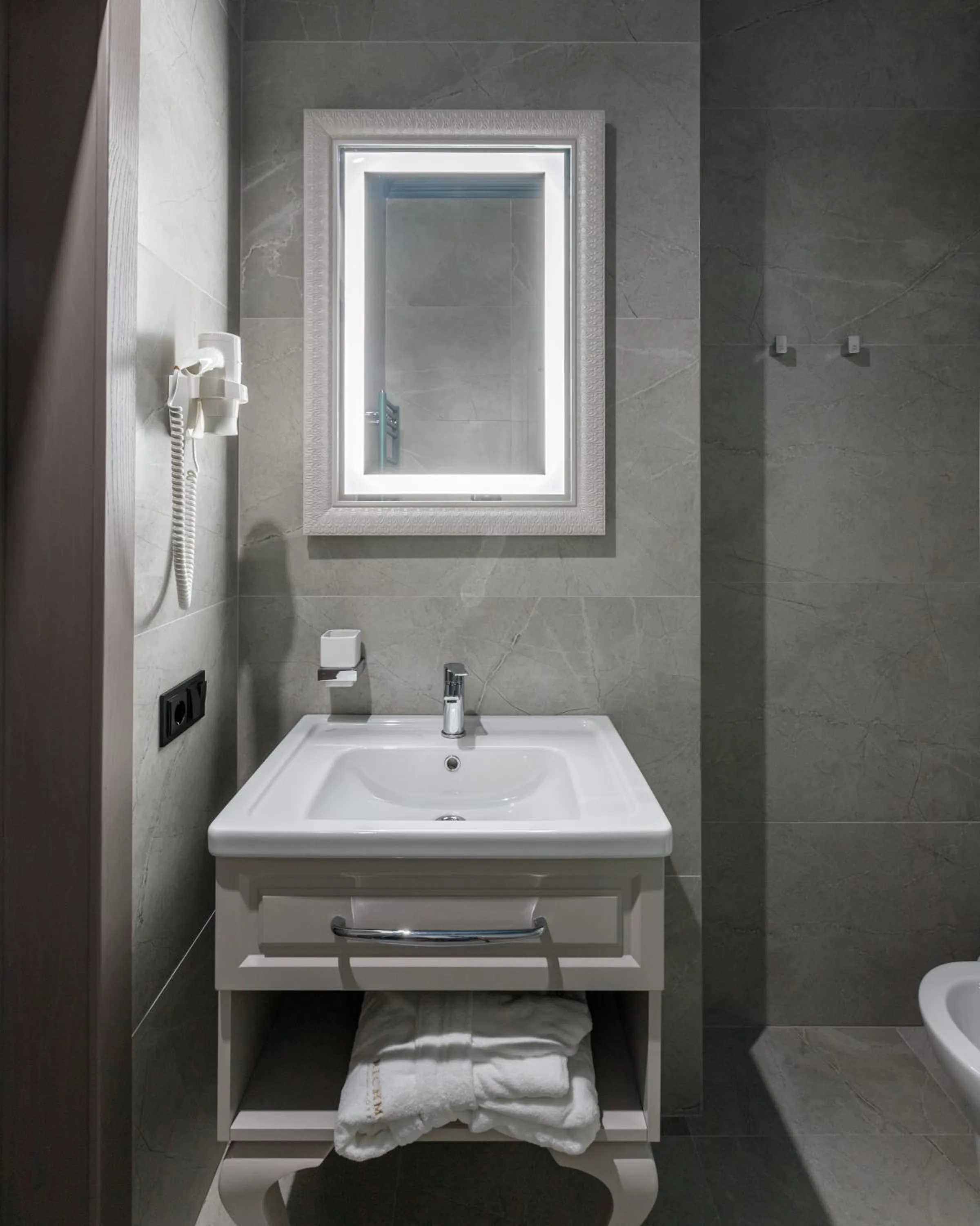 Bathroom in Richmond Hotel