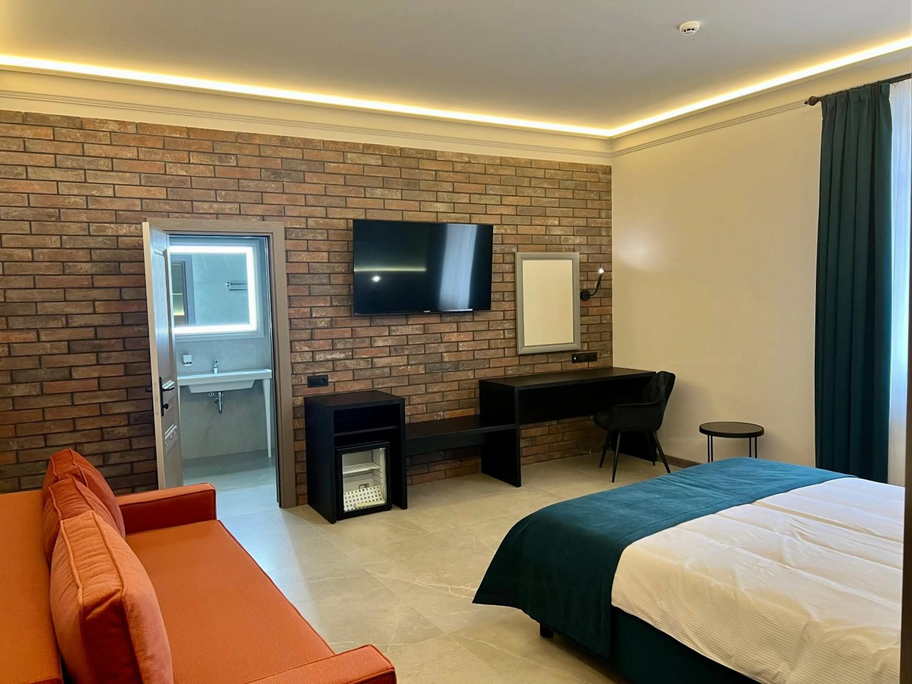 Photo of the whole room, Bed in Richmond Hotel