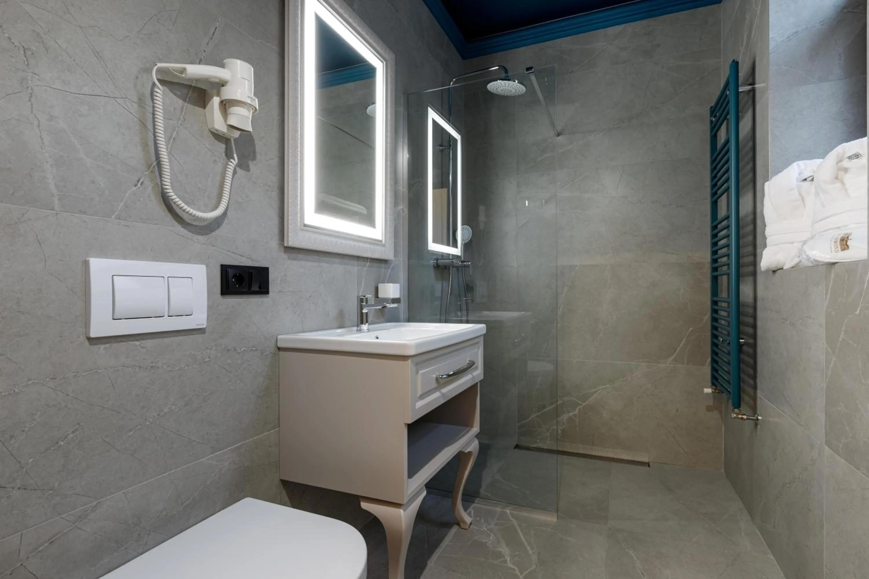 Shower in Richmond Hotel