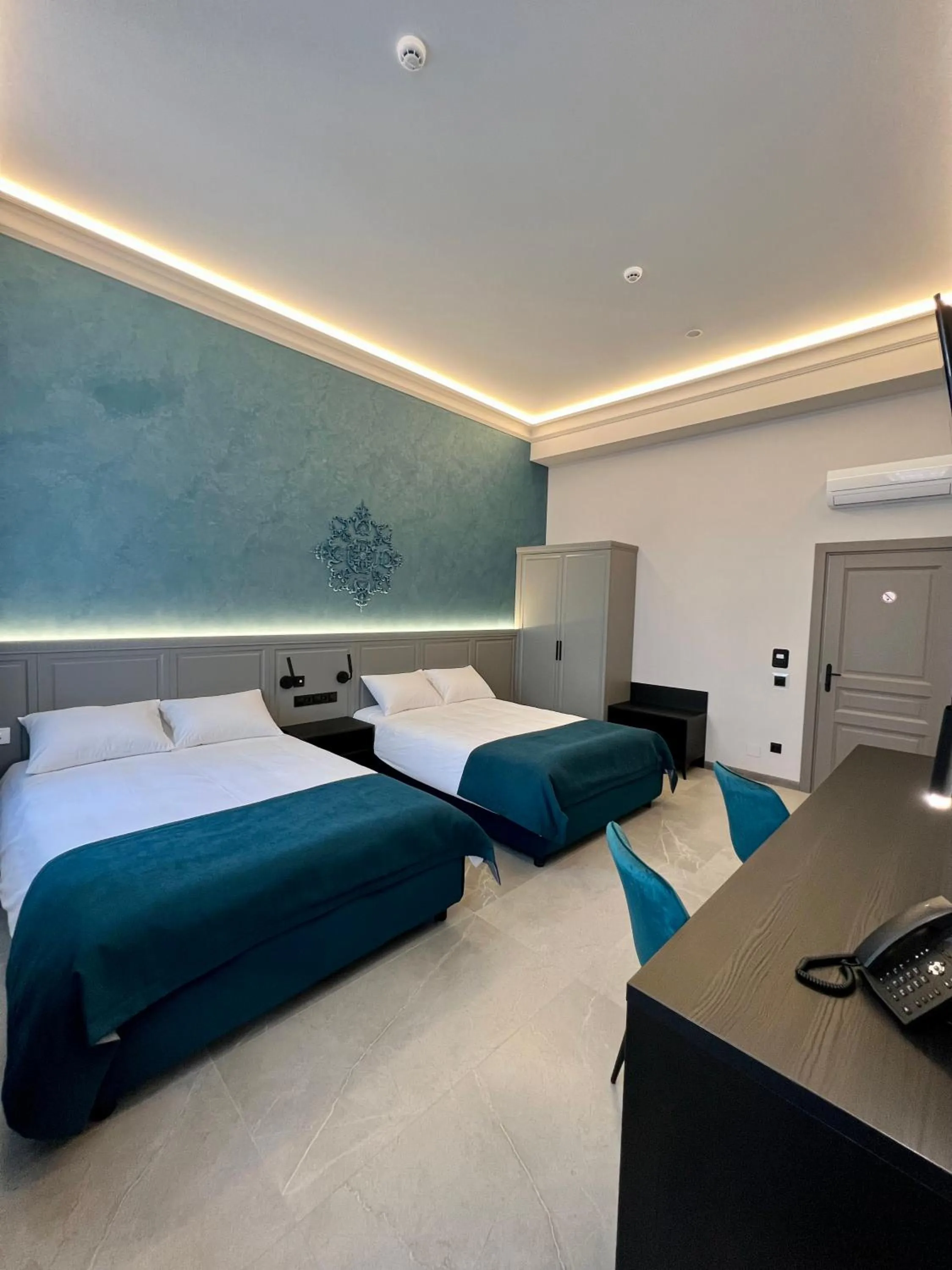 Photo of the whole room, Bed in Richmond Hotel