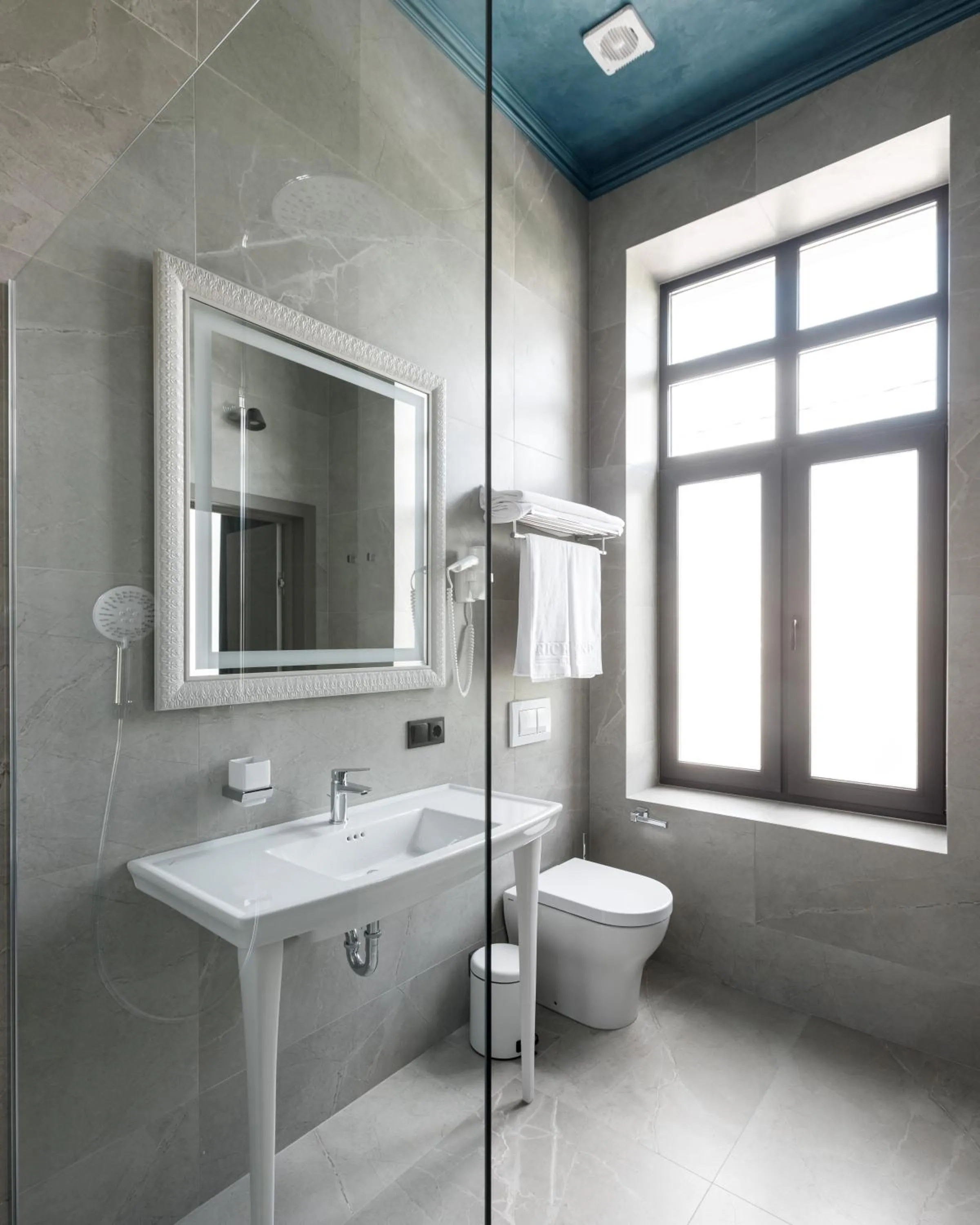 Shower in Richmond Hotel