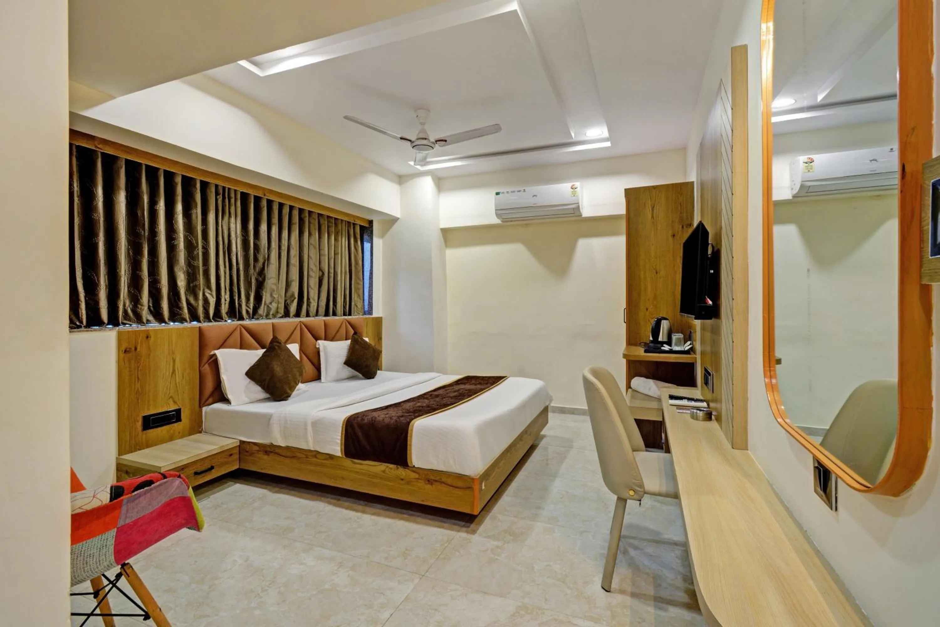 Communal lounge/ TV room, Bed in Hotel Royal Ican Sindhubhavan Road