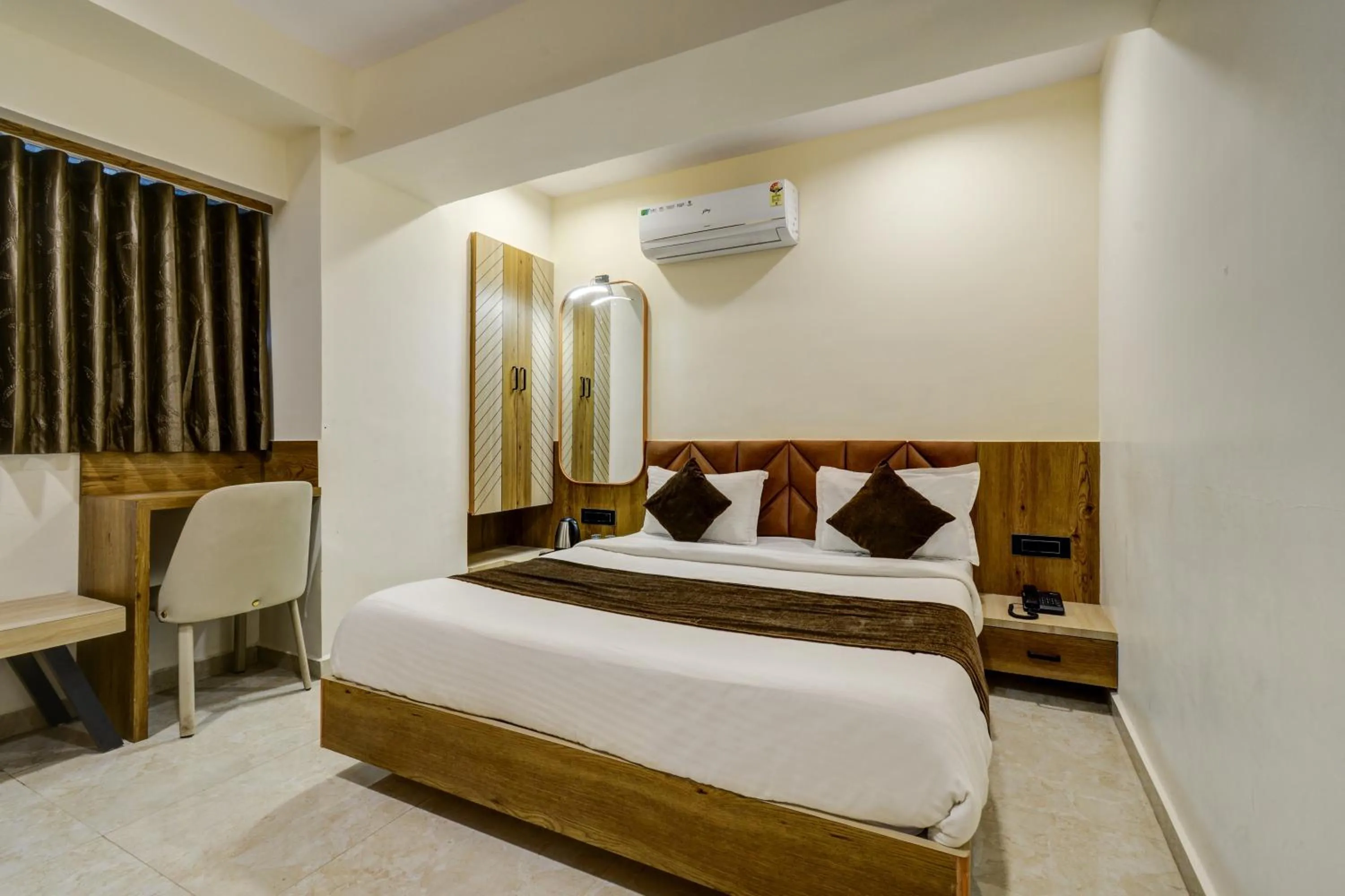 Bed in Hotel Royal Ican Sindhubhavan Road