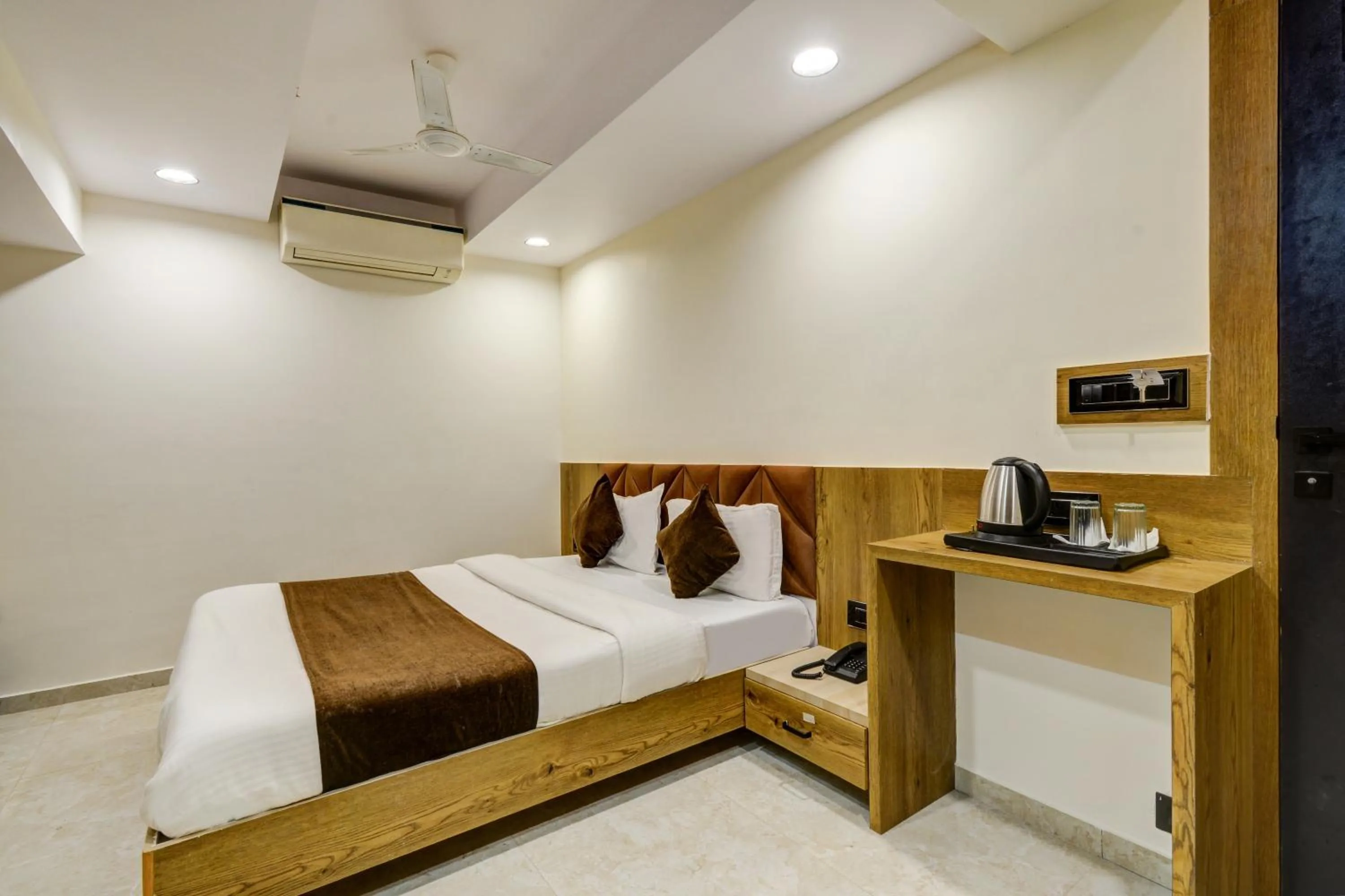 Bedroom, Bed in Hotel Royal Ican Sindhubhavan Road