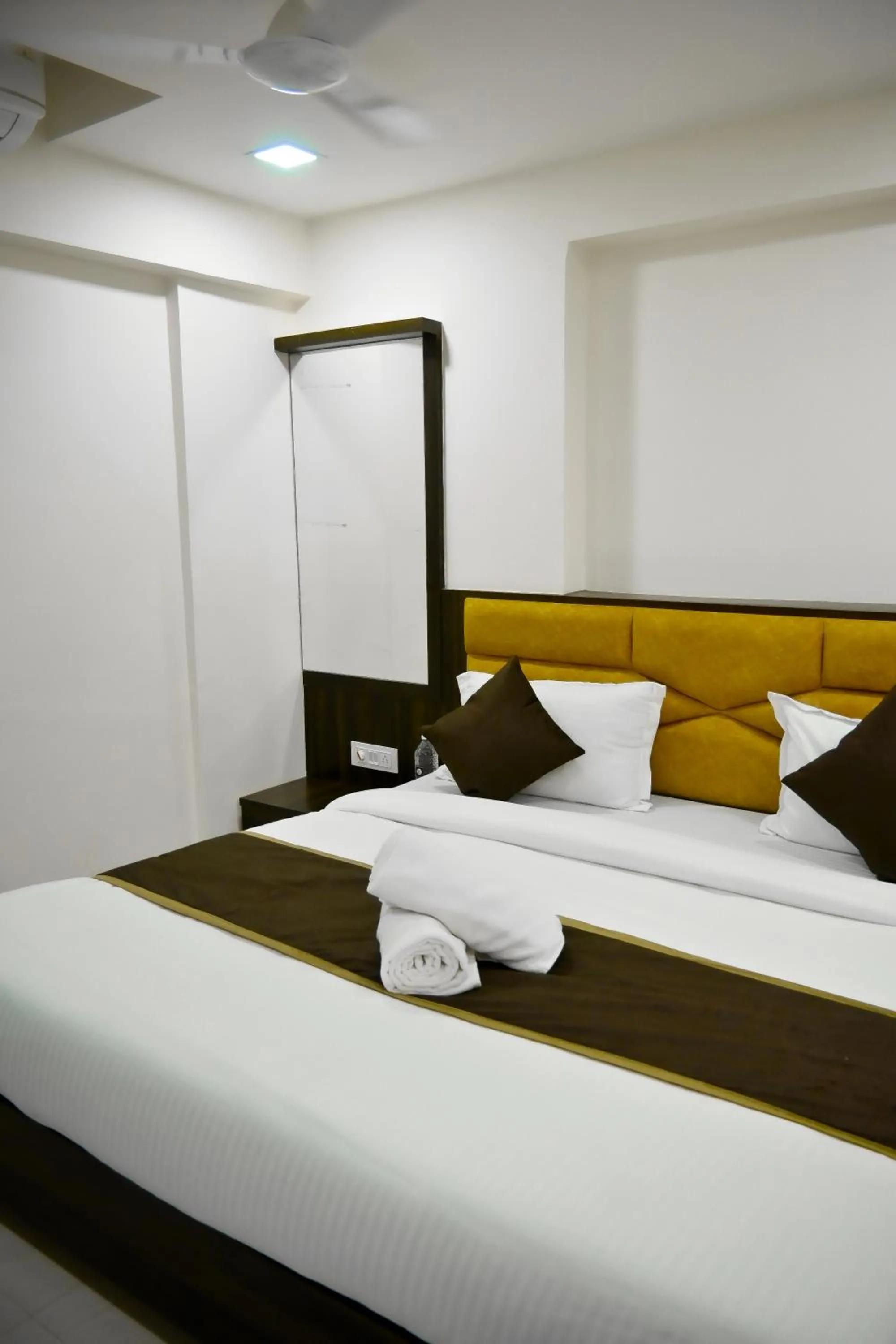 Bed in Hotel Royal Ican Sindhubhavan Road