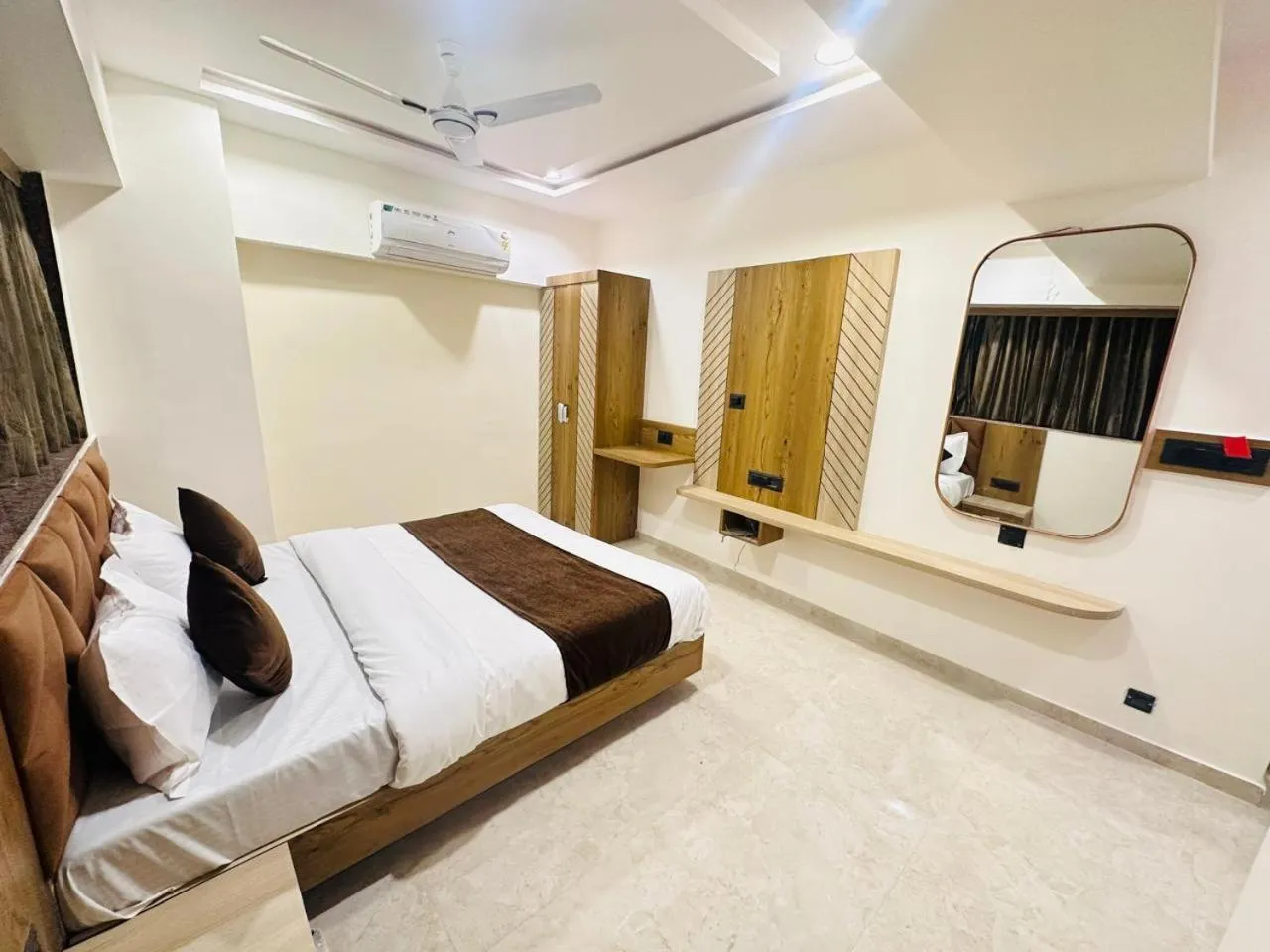 Bedroom, Bed in Hotel Royal Ican Sindhubhavan Road