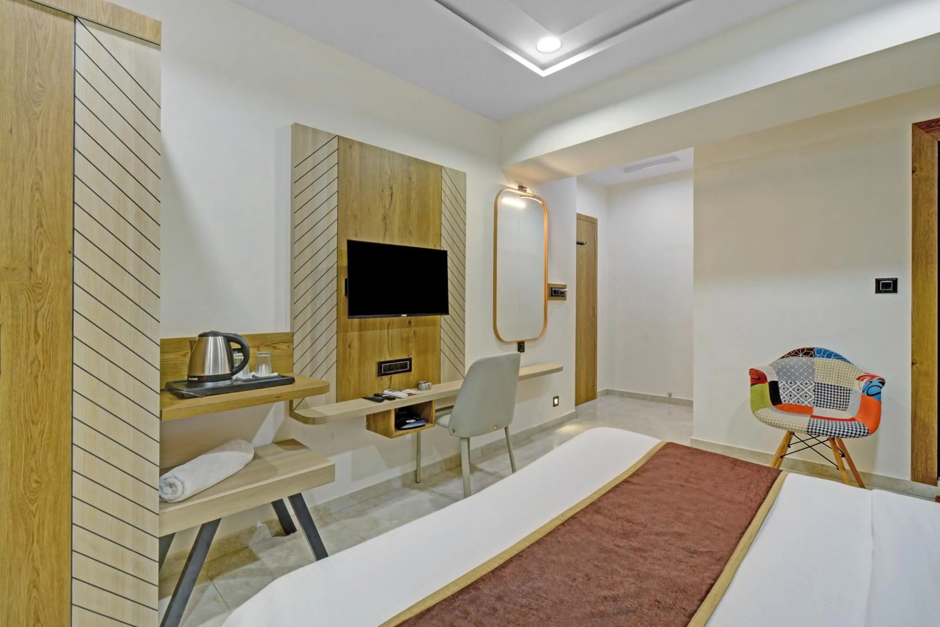 Living room, Bed in Hotel Royal Ican Sindhubhavan Road