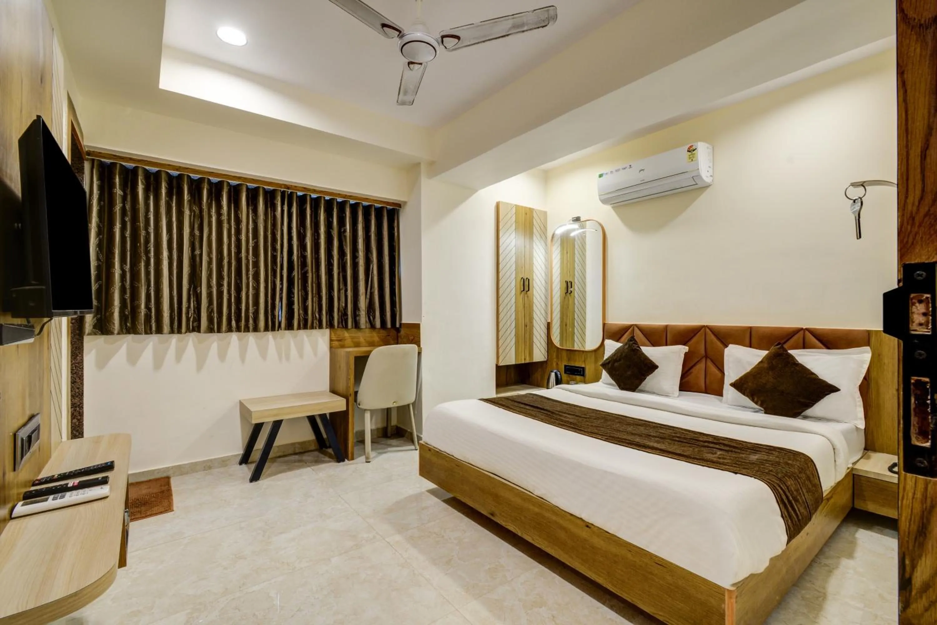 Bed in Hotel Royal Ican Sindhubhavan Road
