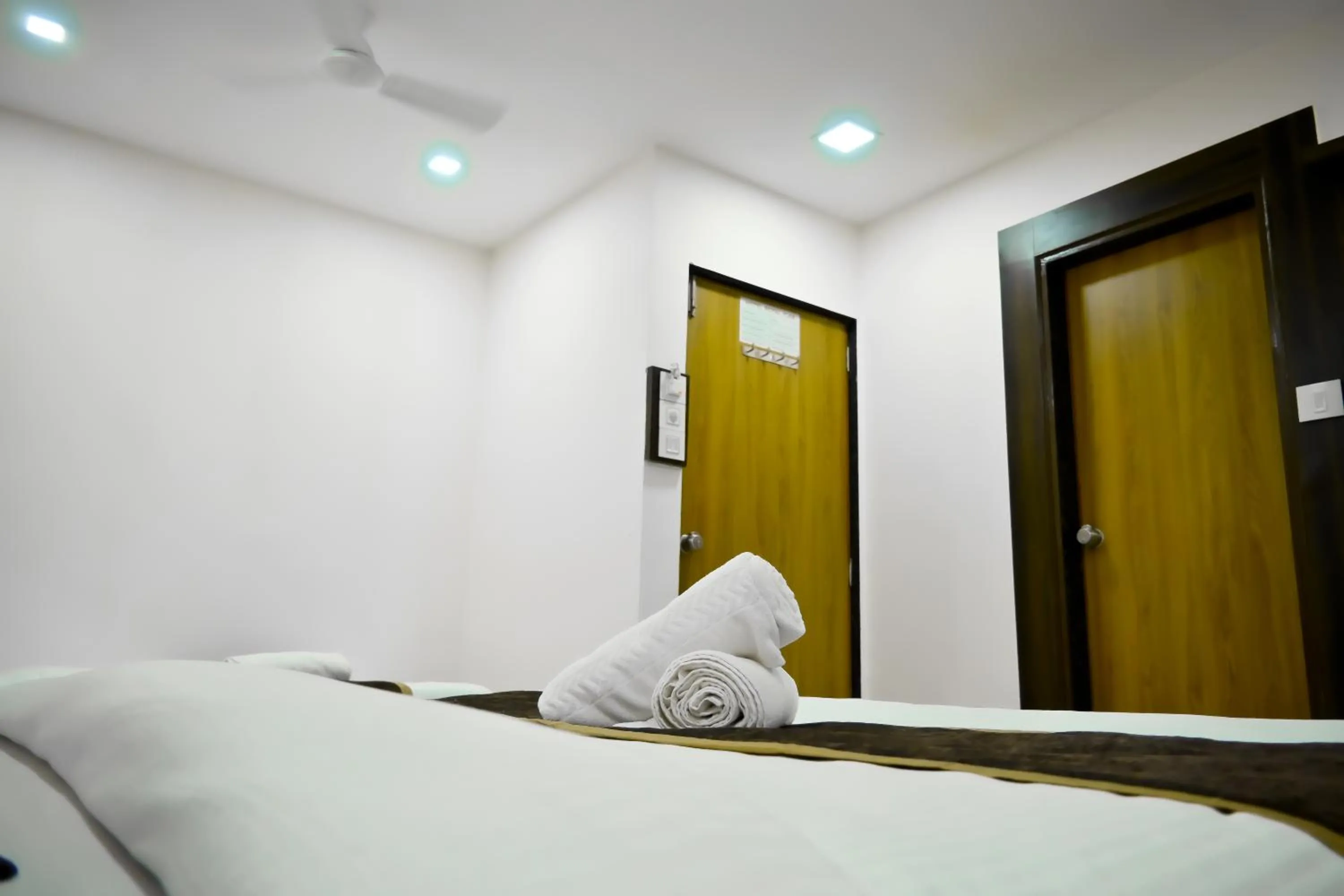 Bed in Hotel Royal Ican Sindhubhavan Road