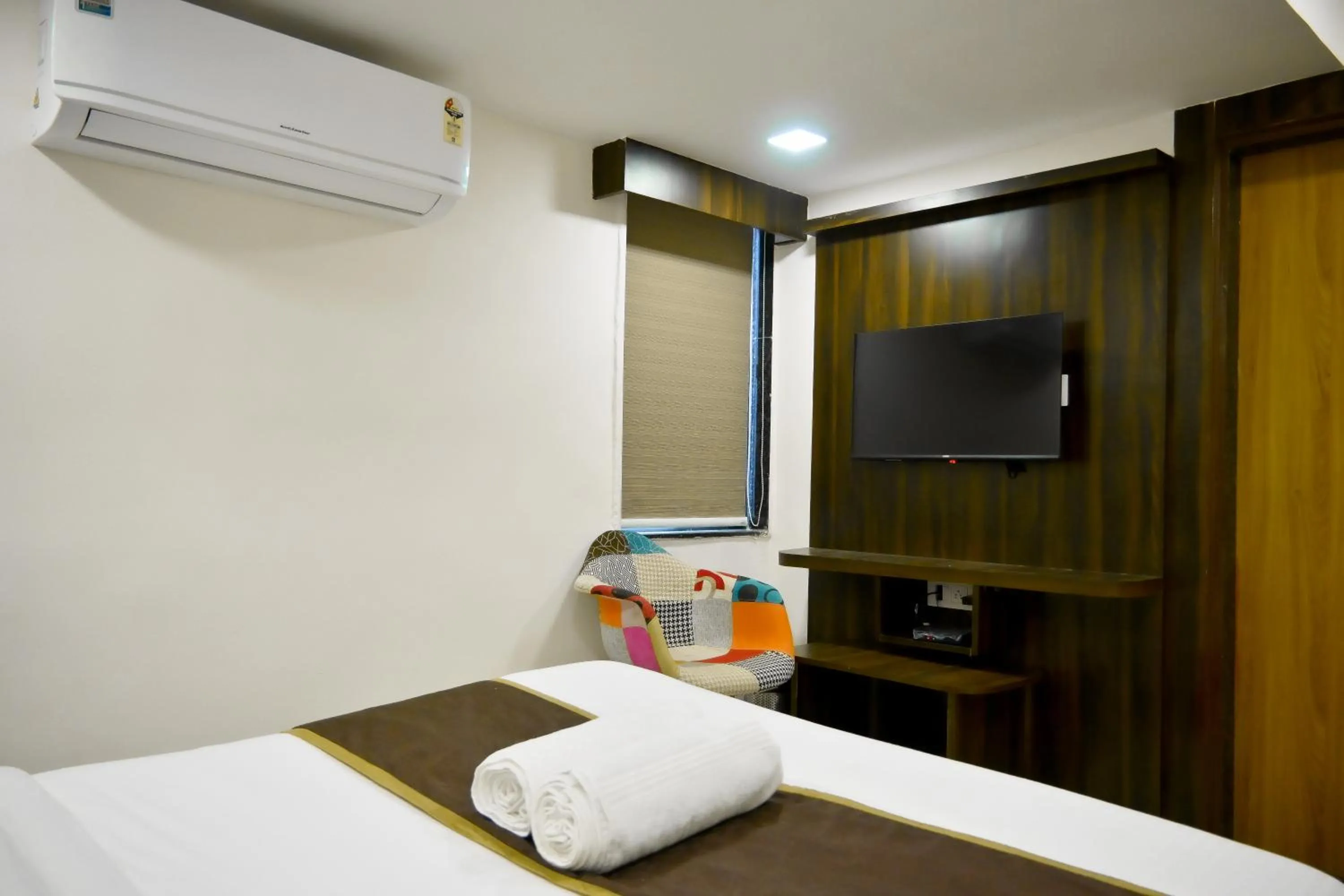 Communal lounge/ TV room, Bed in Hotel Royal Ican Sindhubhavan Road