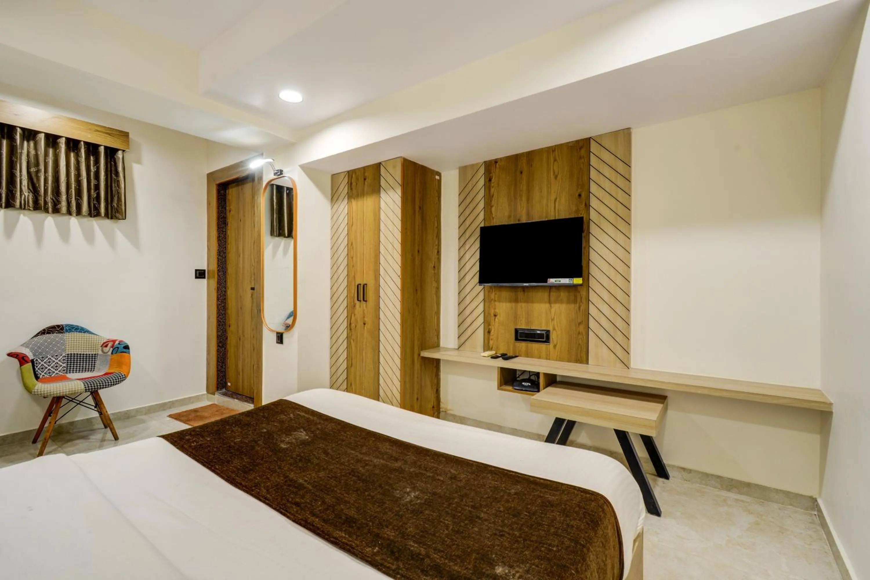 TV and multimedia, Bed in Hotel Royal Ican Sindhubhavan Road