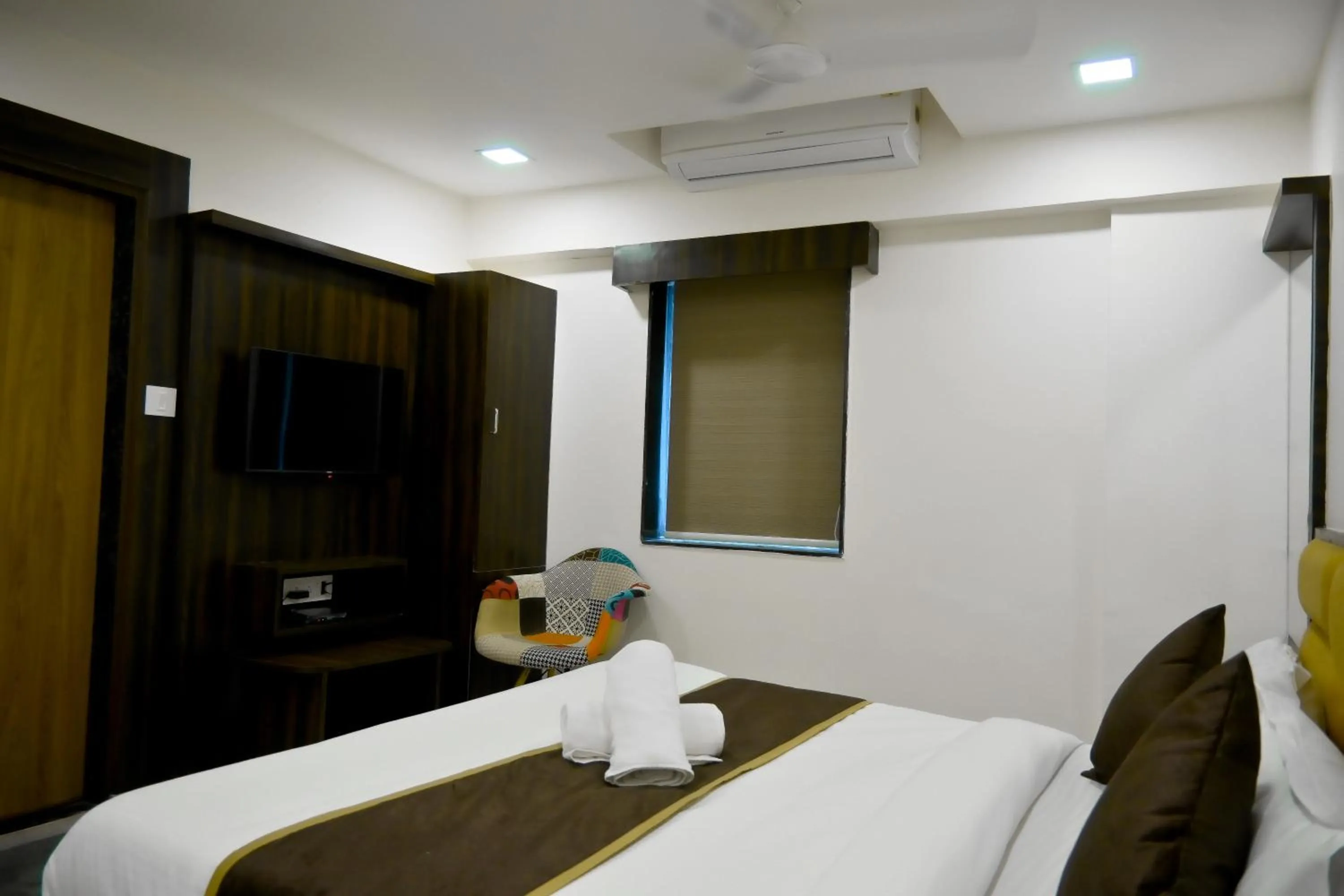 Bed in Hotel Royal Ican Sindhubhavan Road