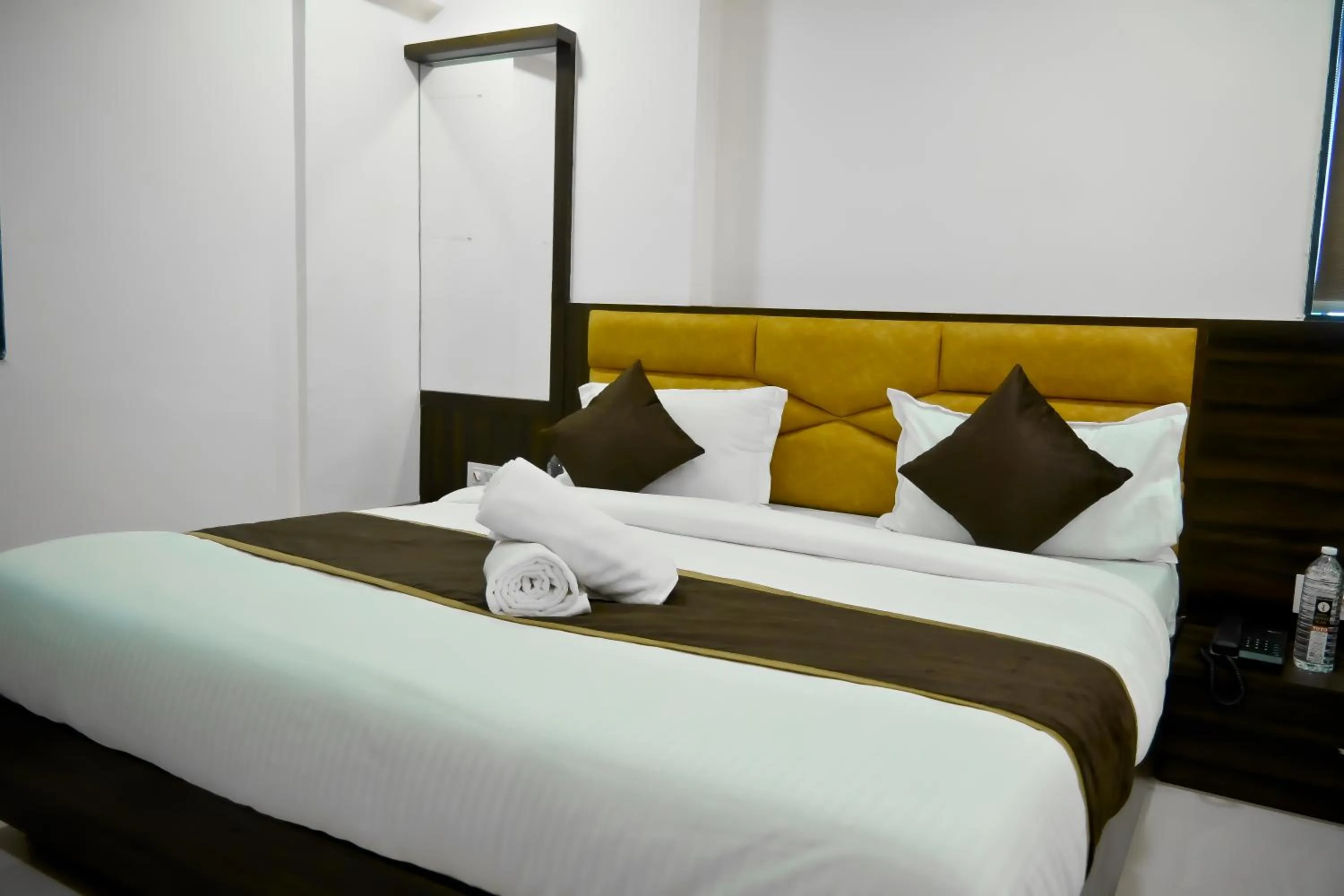 Bed in Hotel Royal Ican Sindhubhavan Road