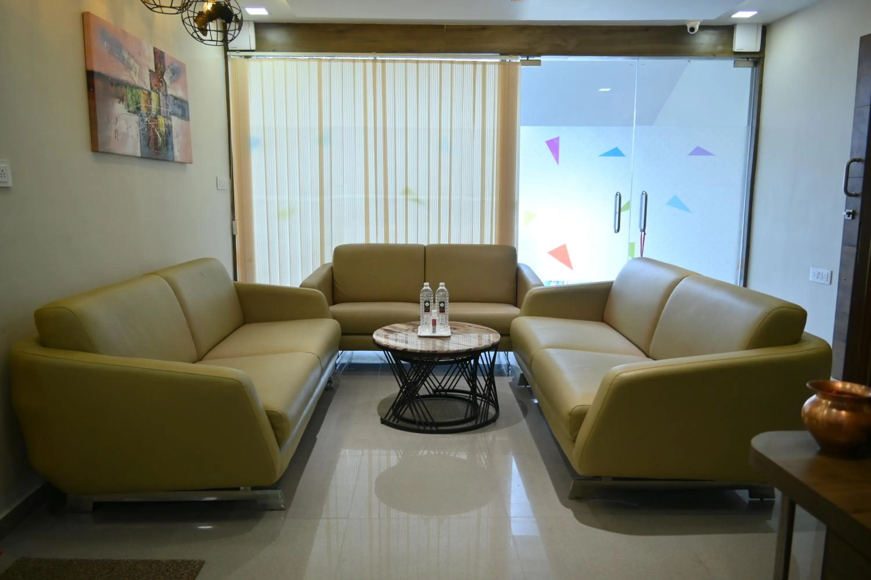 Communal lounge/ TV room in Hotel Royal Ican Sindhubhavan Road