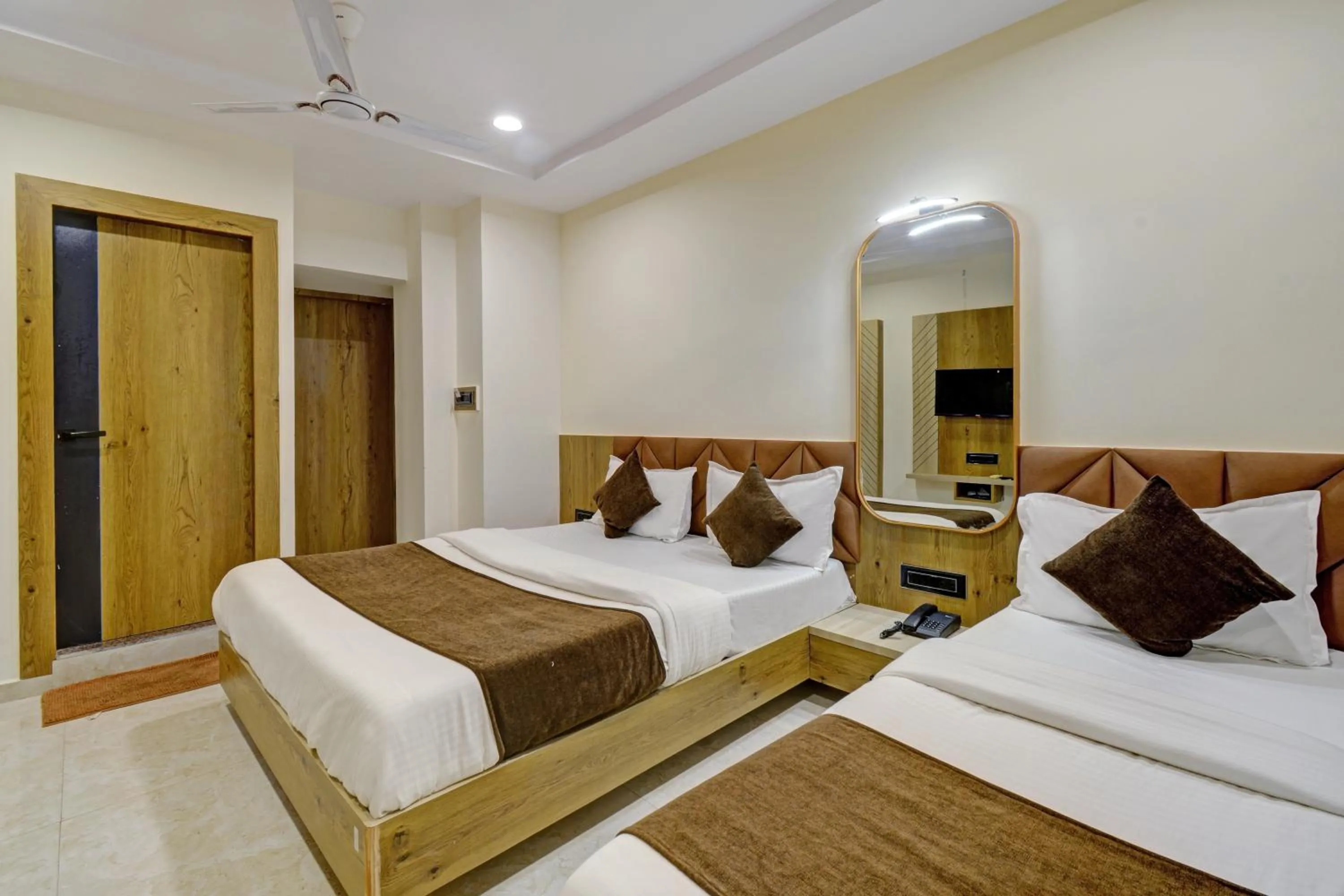 Bed in Hotel Royal Ican Sindhubhavan Road