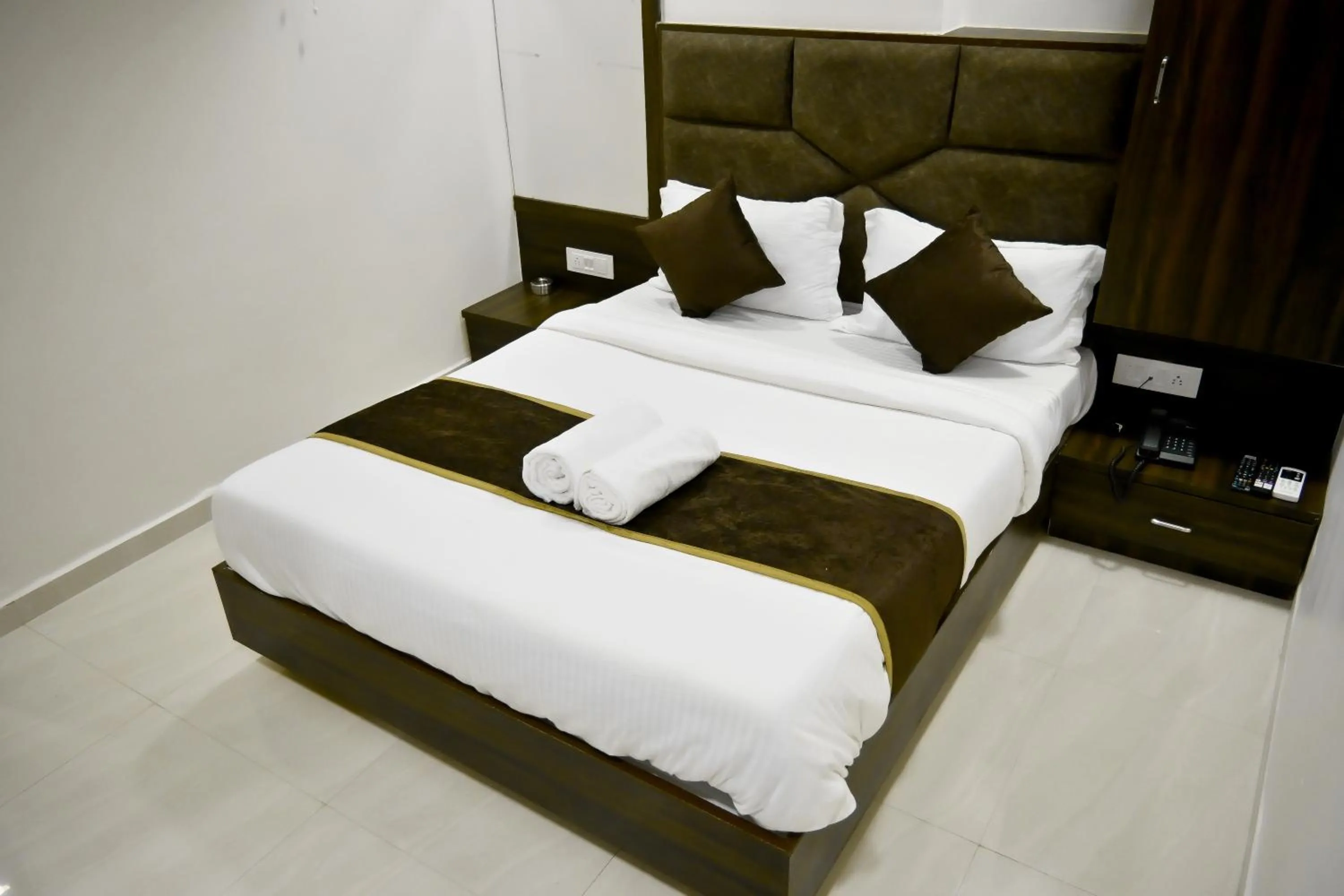 Bed in Hotel Royal Ican Sindhubhavan Road