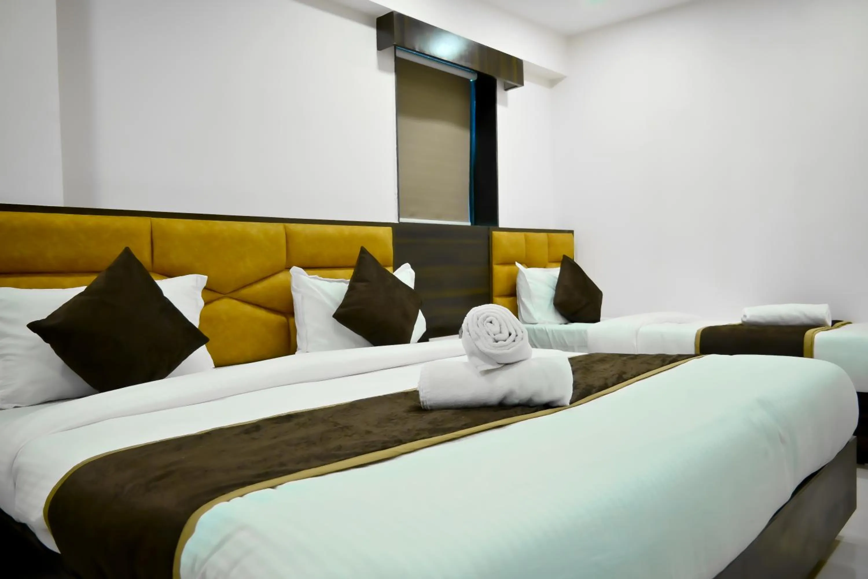 Bed in Hotel Royal Ican Sindhubhavan Road