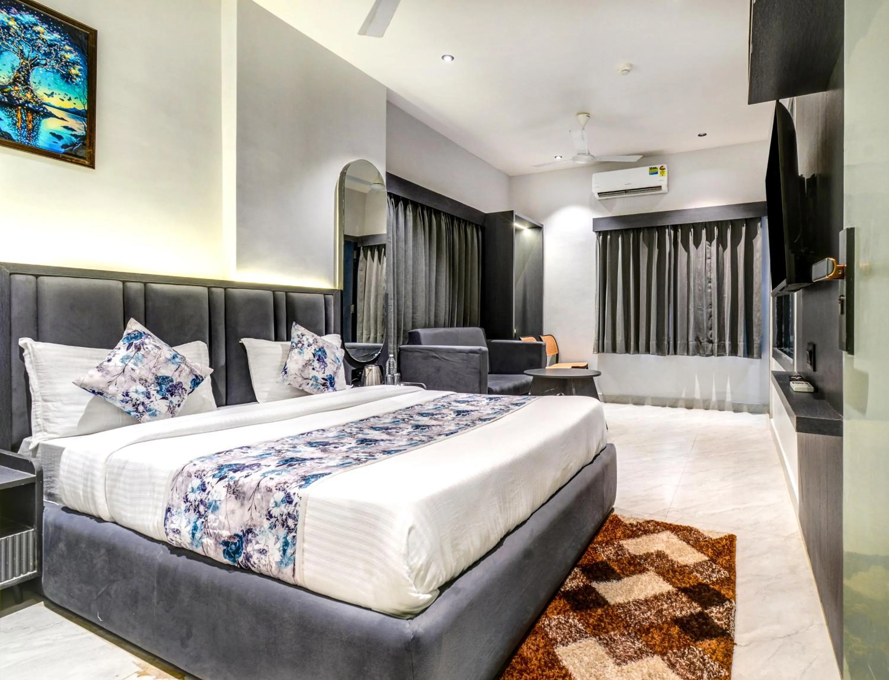 Bedroom, Bed in Hotel Royal Ican Sindhubhavan Road