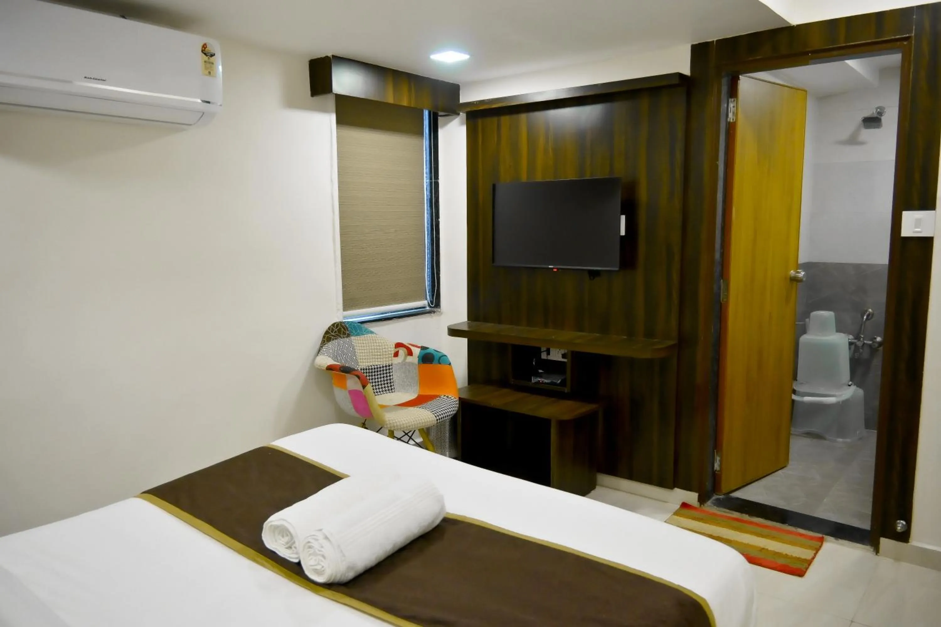 Communal lounge/ TV room, Bed in Hotel Royal Ican Sindhubhavan Road