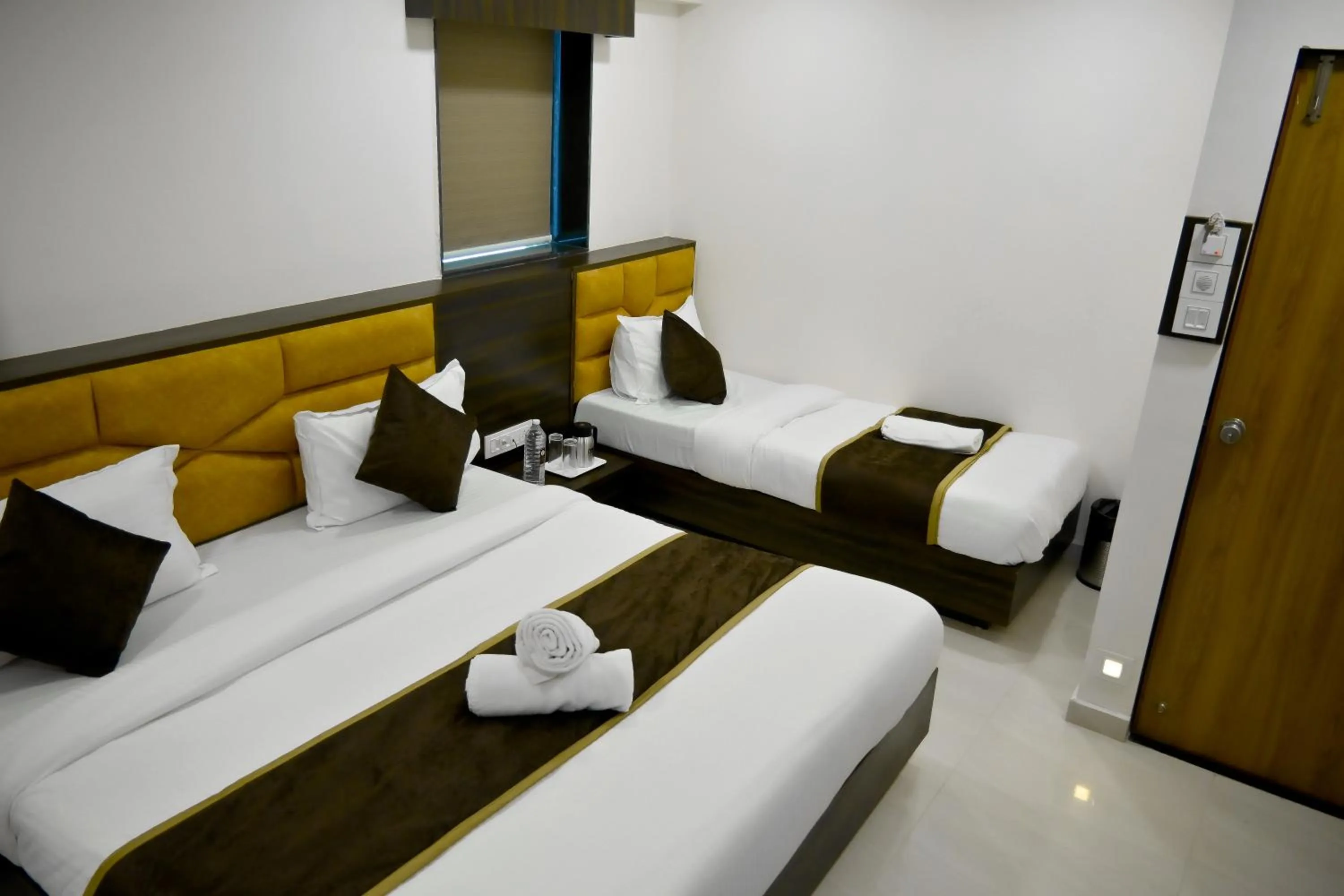 Bed in Hotel Royal Ican Sindhubhavan Road