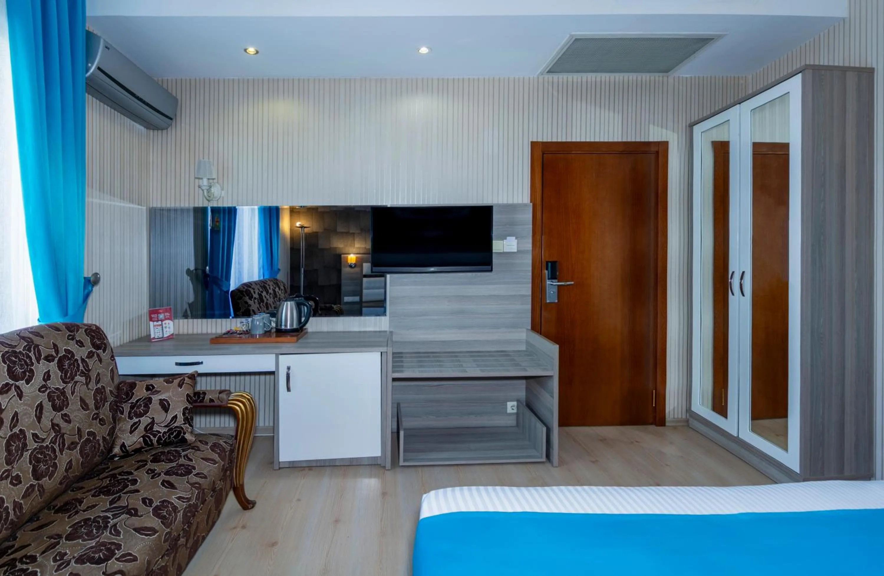 Communal lounge/ TV room, Bed in Nil Hotel İstanbul City Center