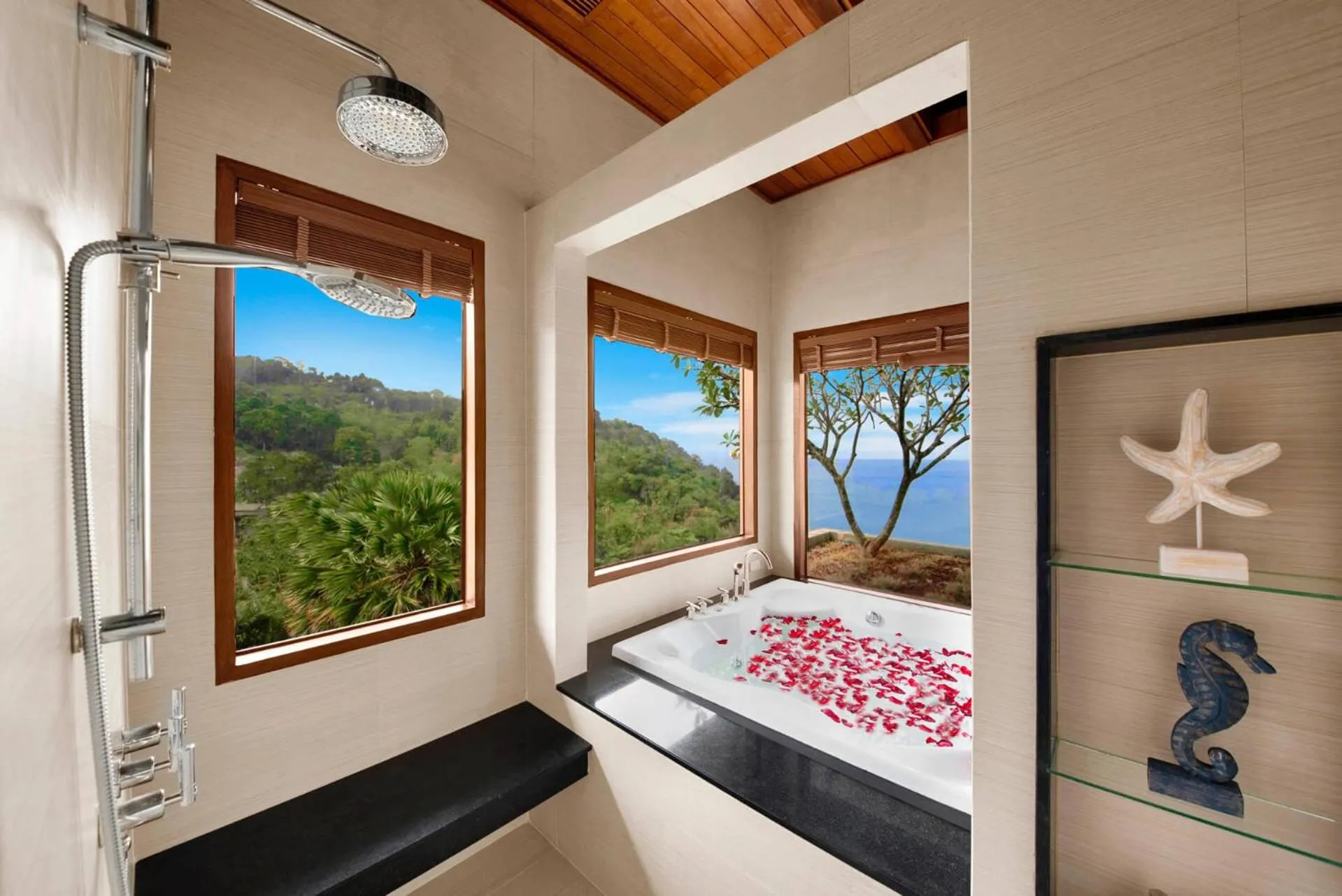 Shower, Bed in Villa Varya