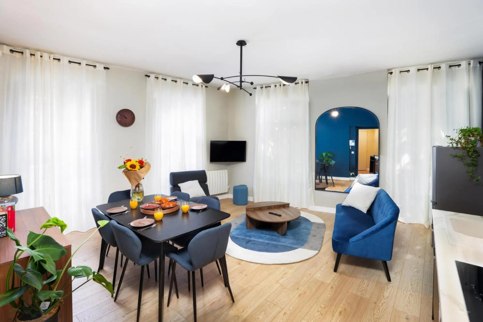 Communal lounge/ TV room in Cèl Ethéré by Rahault