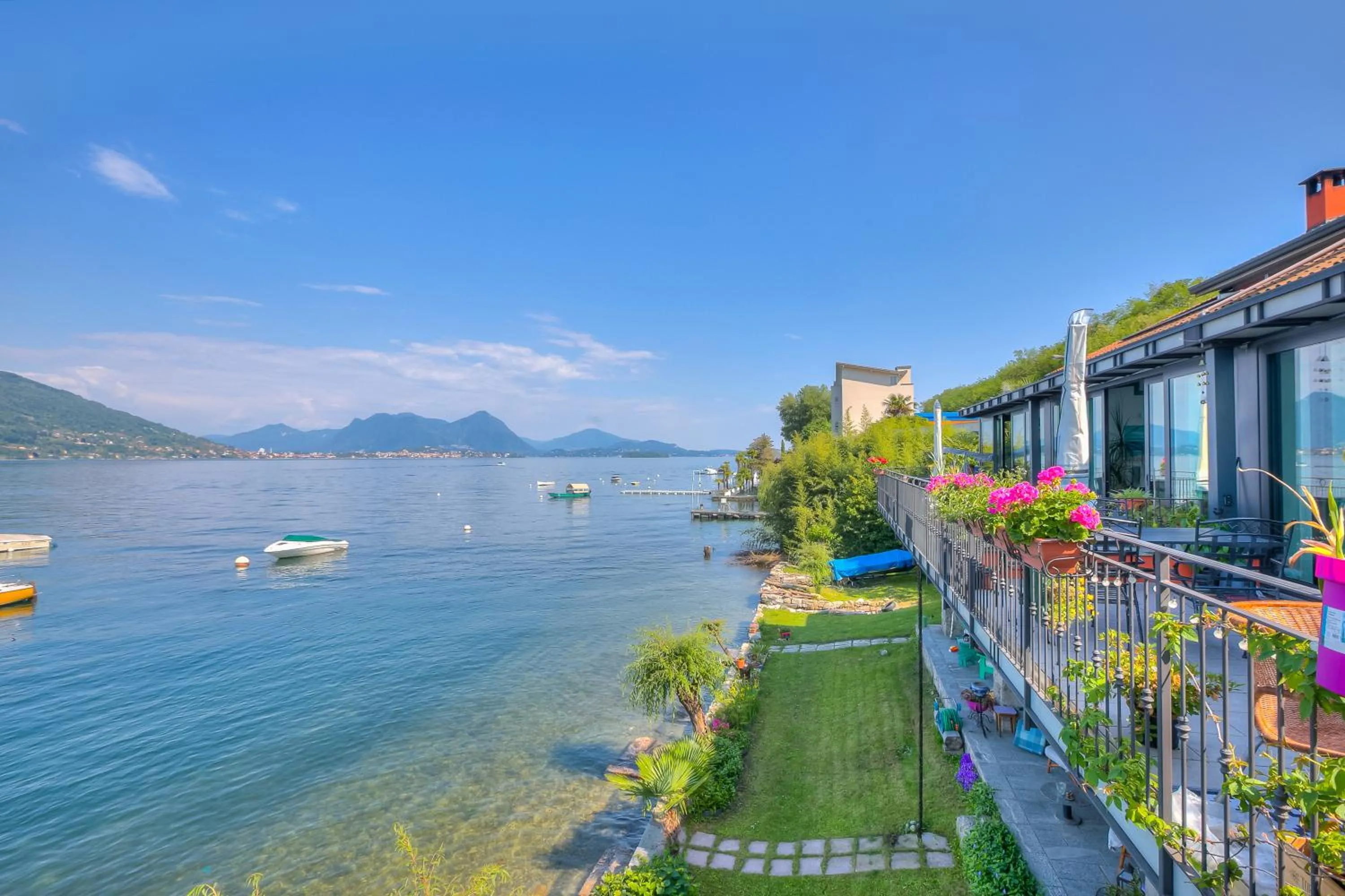 Red House Terrace Private Beach - Happy Rentals