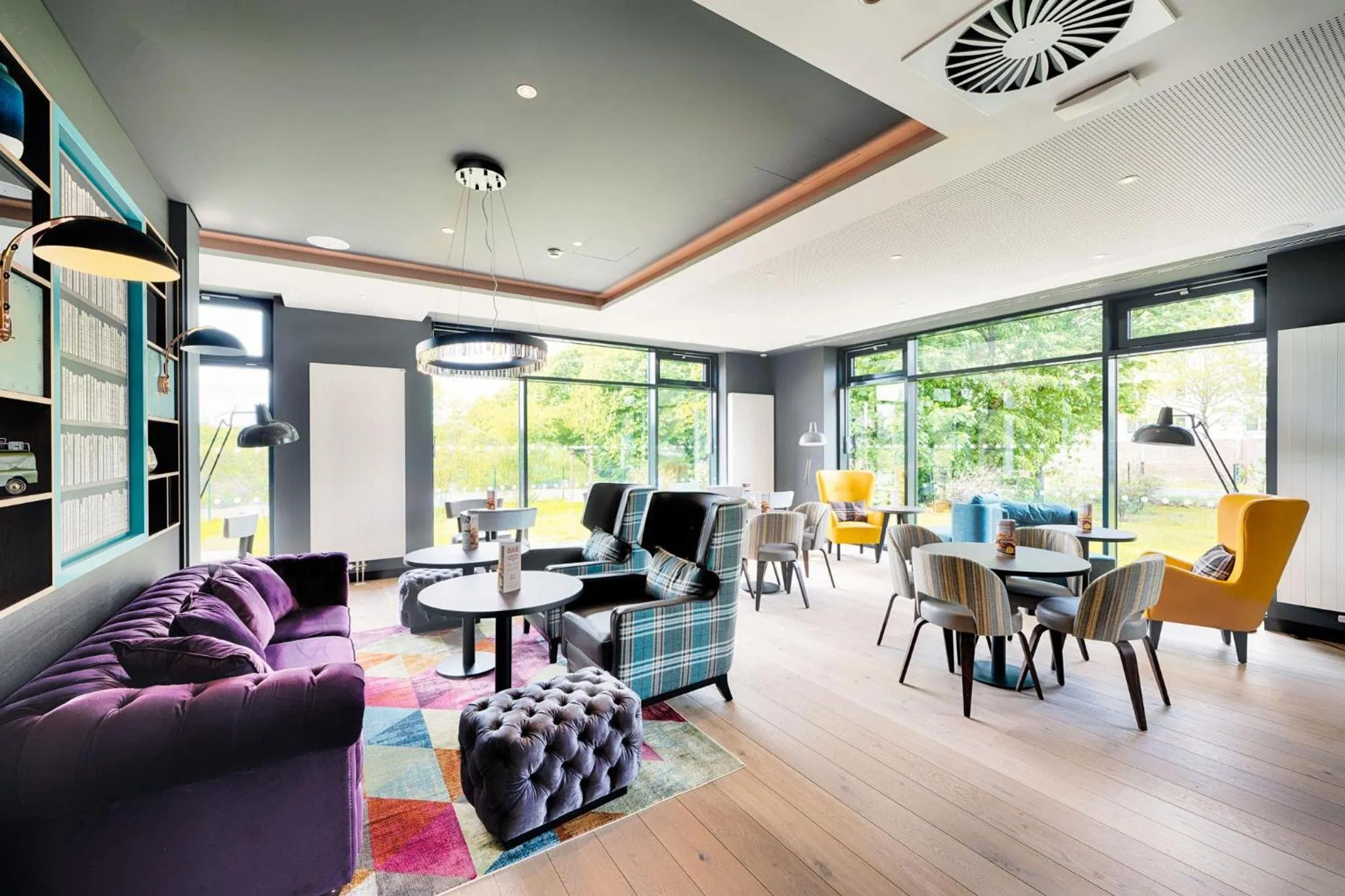 Lounge or bar in Premier Inn Berlin Airport