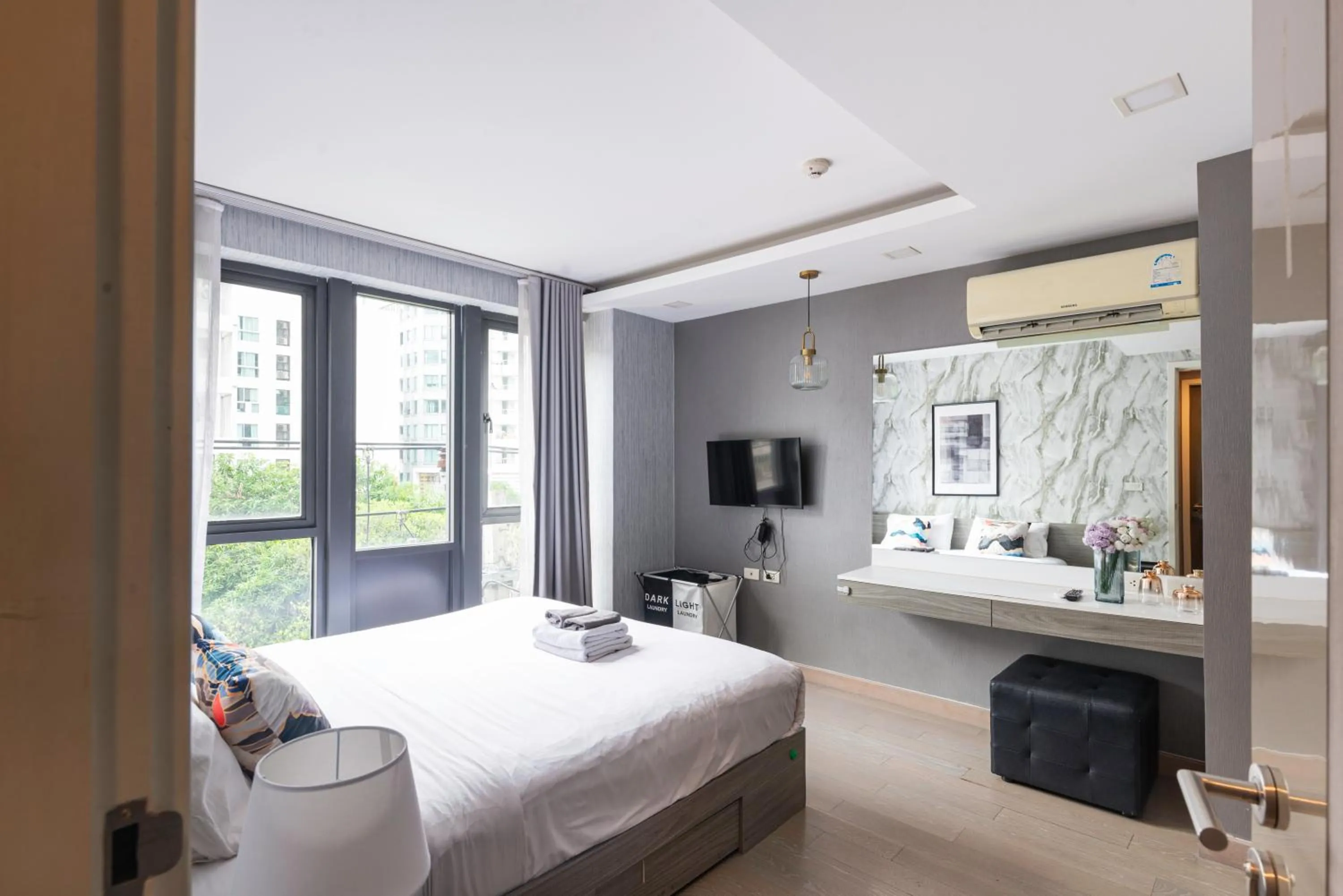 Bed in Dazzle Sukhumvit 7 by LeFoyer