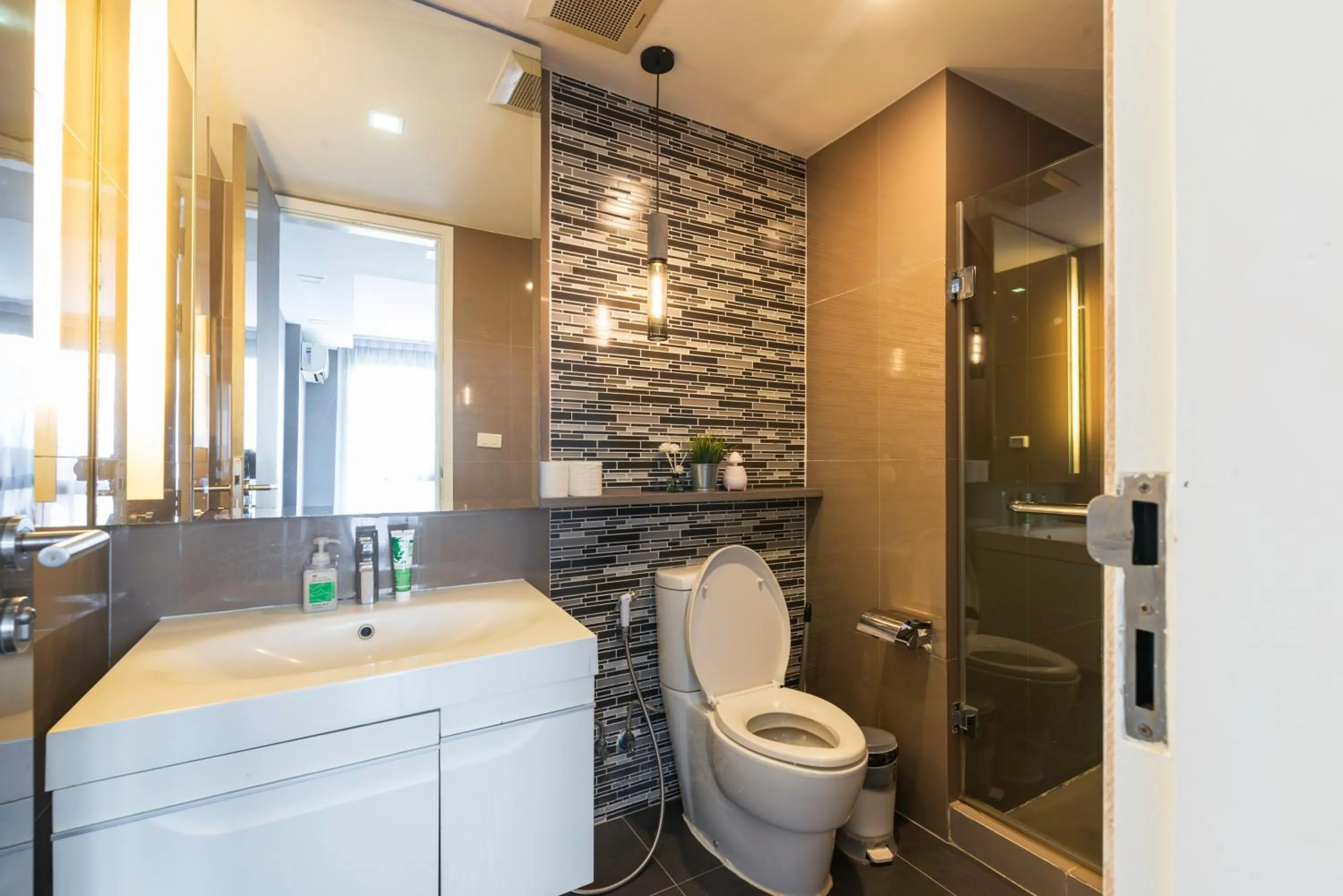 Dazzle Sukhumvit 7 by LeFoyer