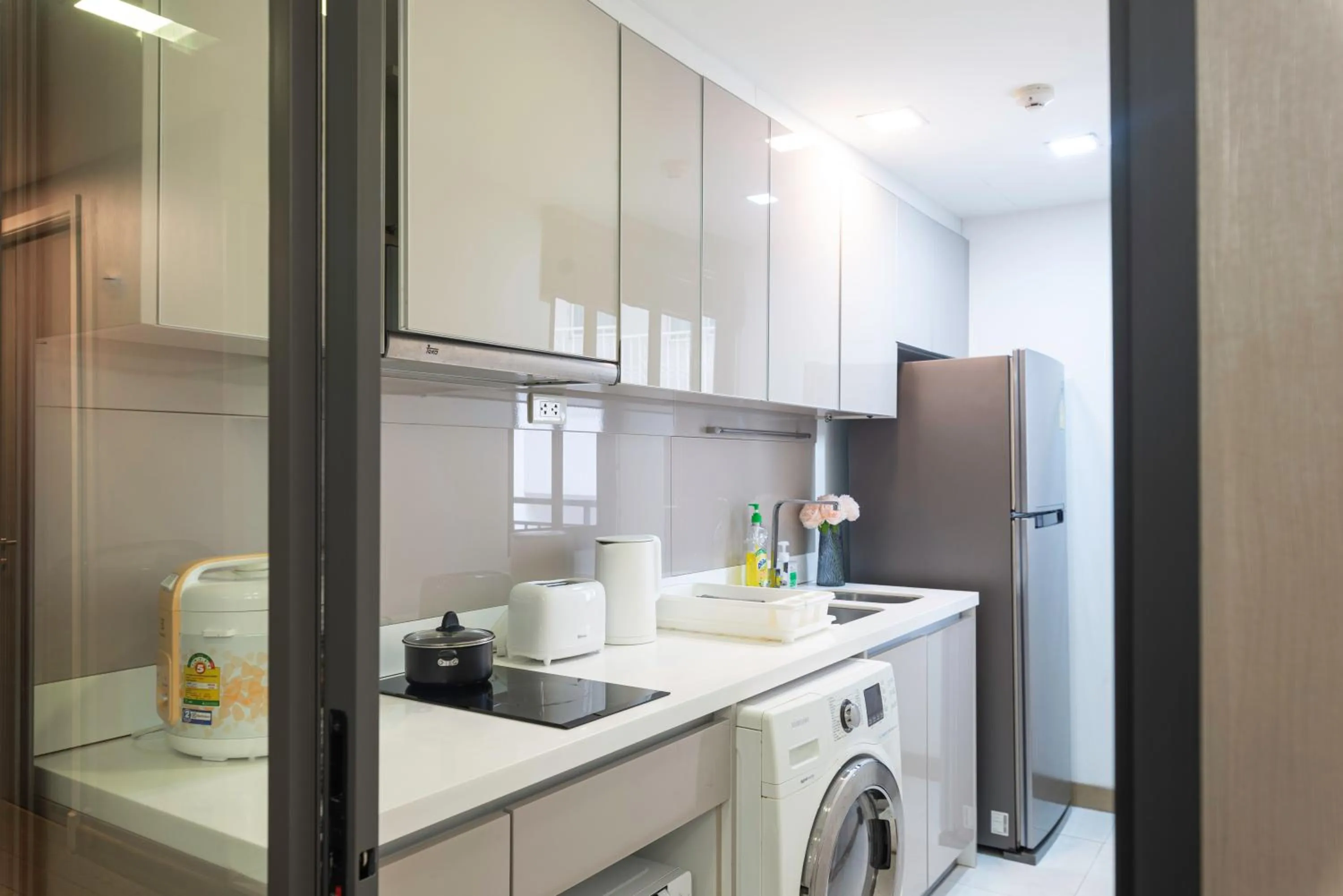 Dazzle Sukhumvit 7 by LeFoyer