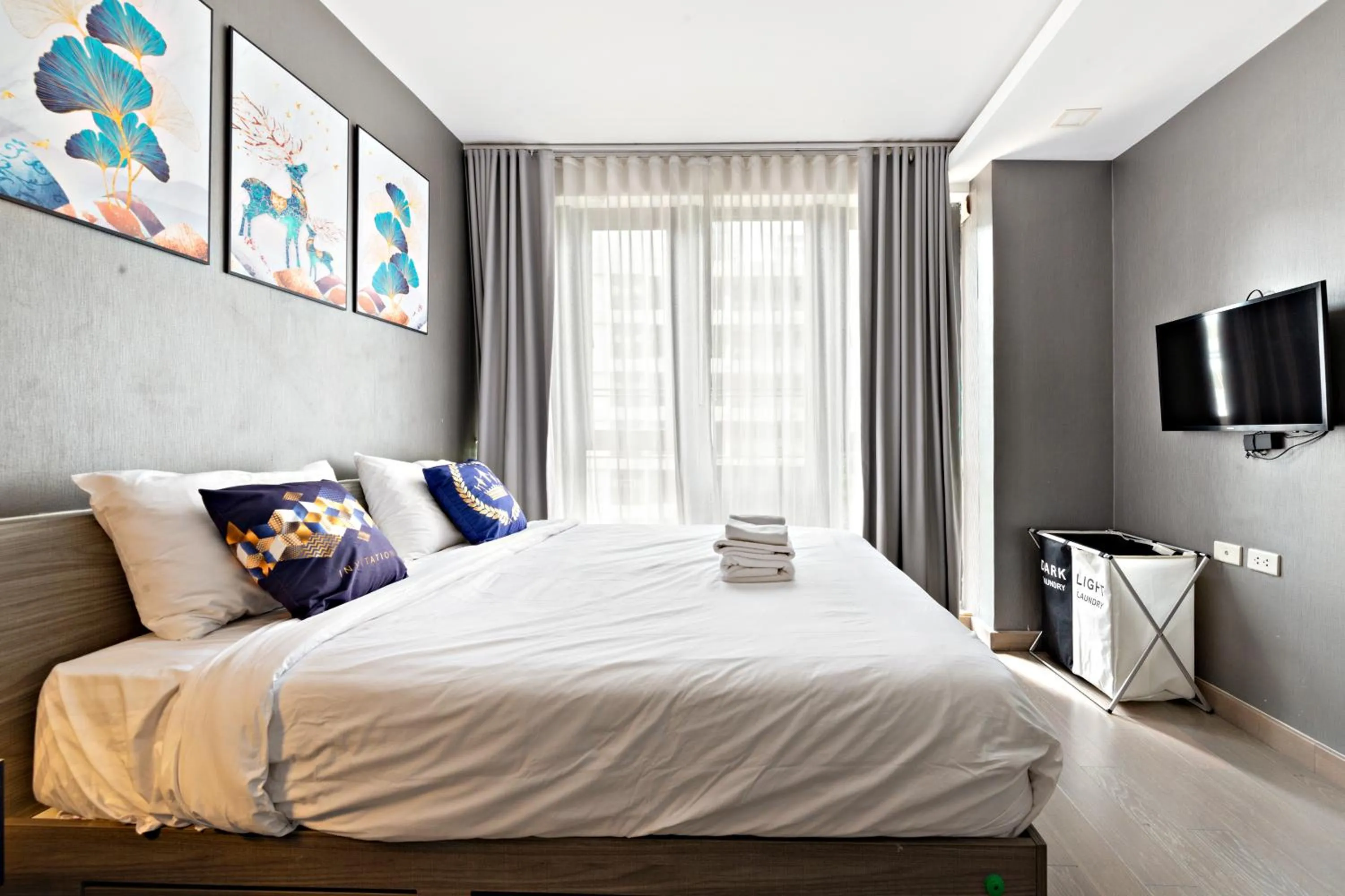 Bed in Dazzle Sukhumvit 7 by LeFoyer