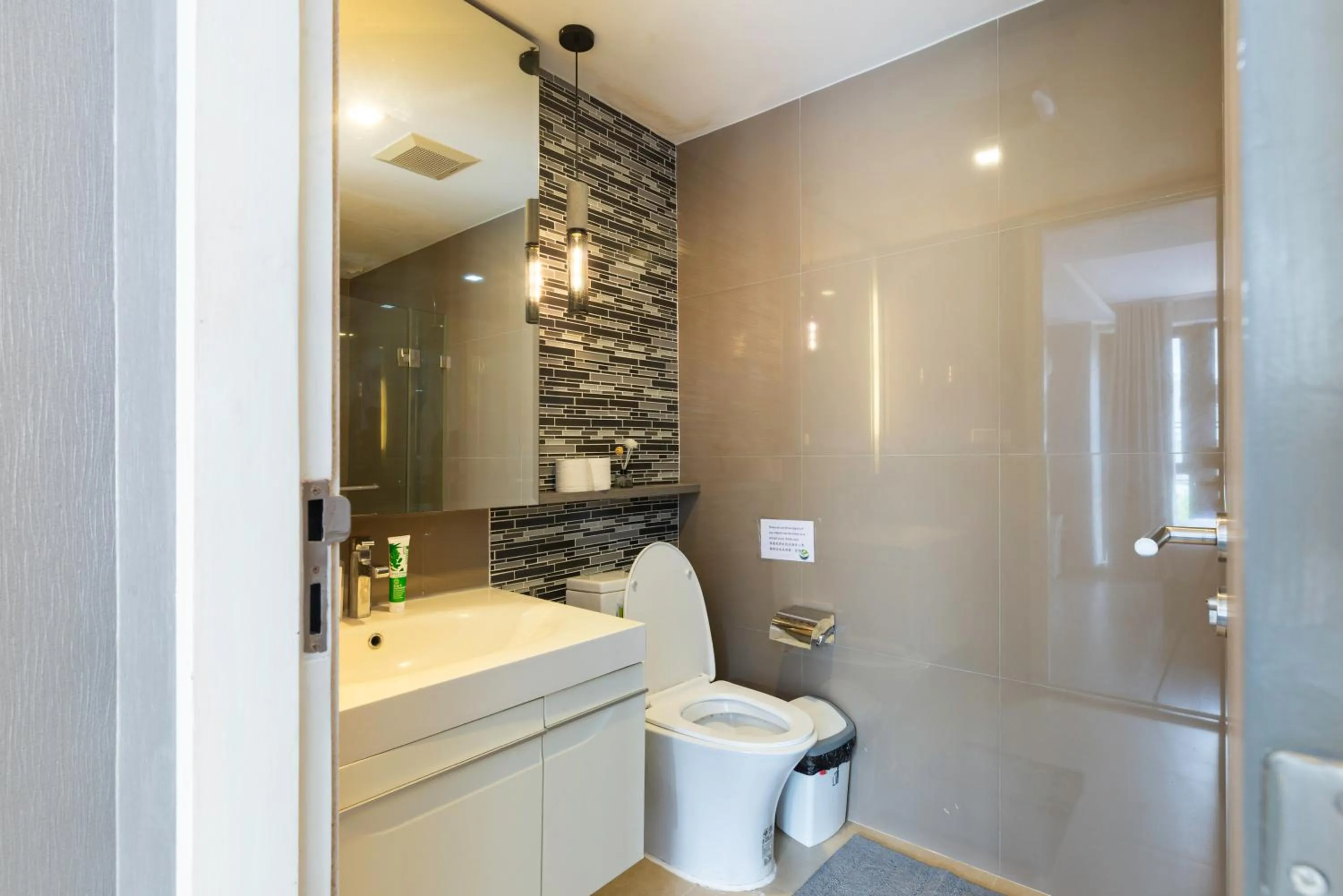 Dazzle Sukhumvit 7 by LeFoyer