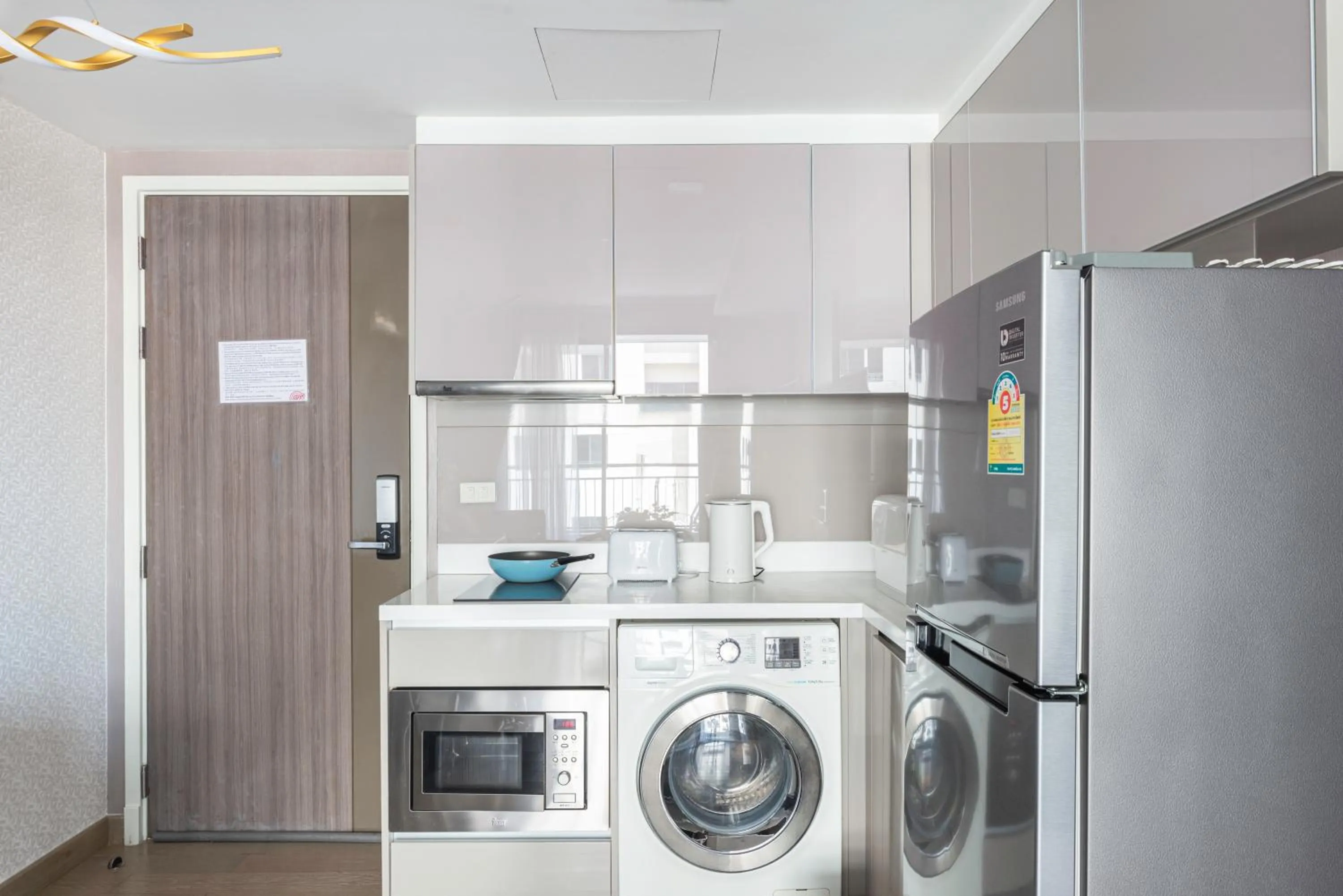 Dazzle Sukhumvit 7 by LeFoyer