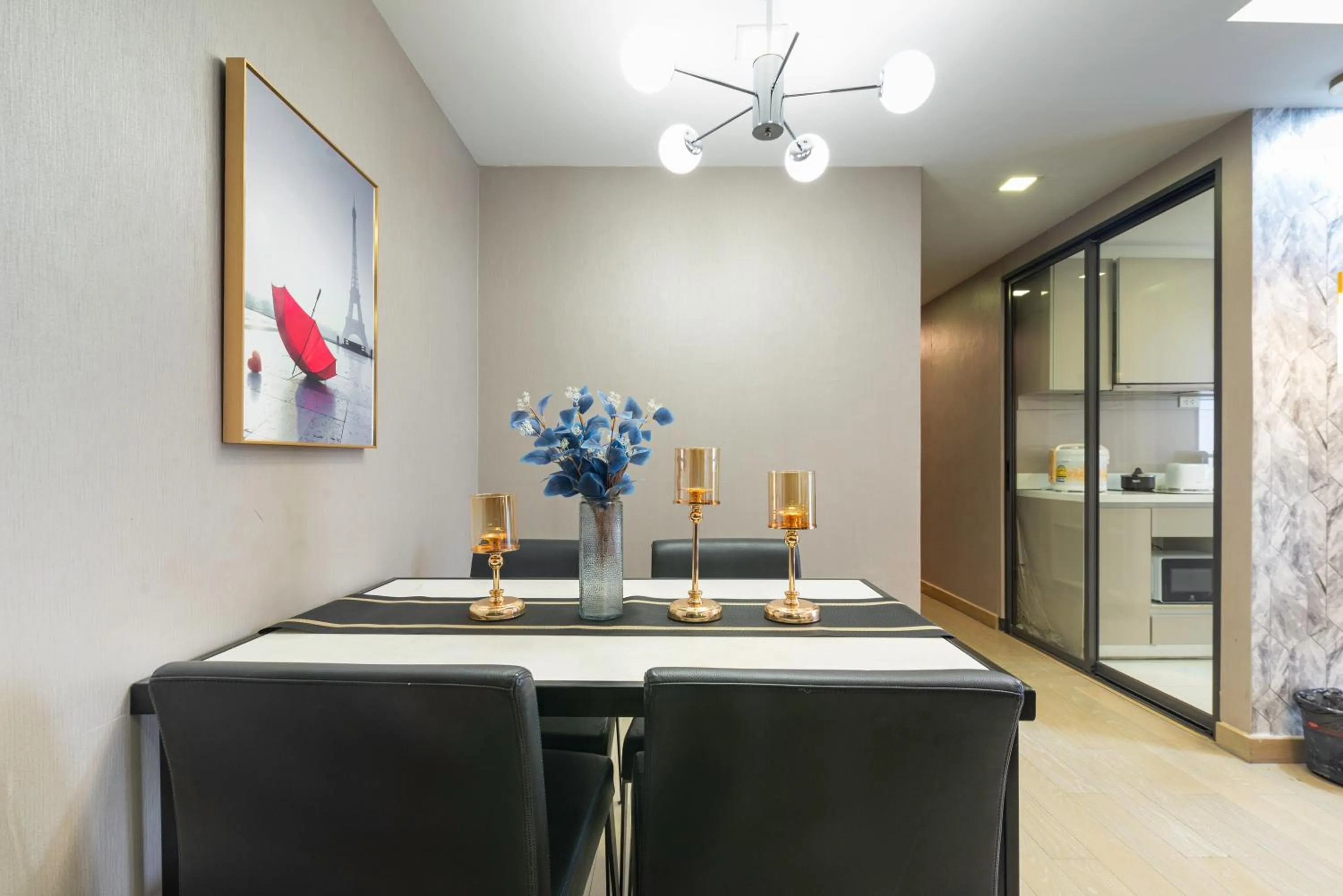 Dazzle Sukhumvit 7 by LeFoyer