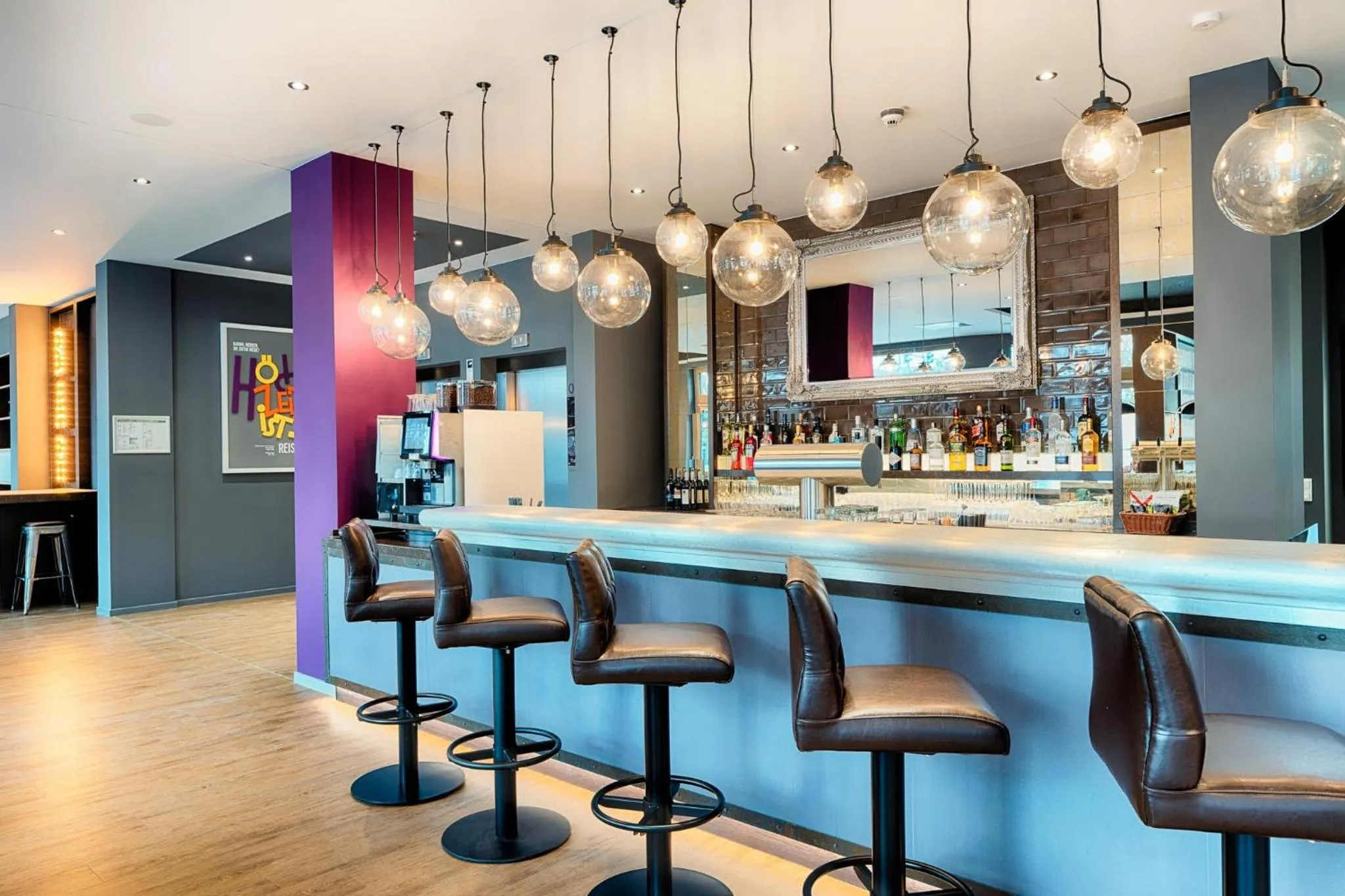 Lounge or bar in Premier Inn Wiesbaden City Centre