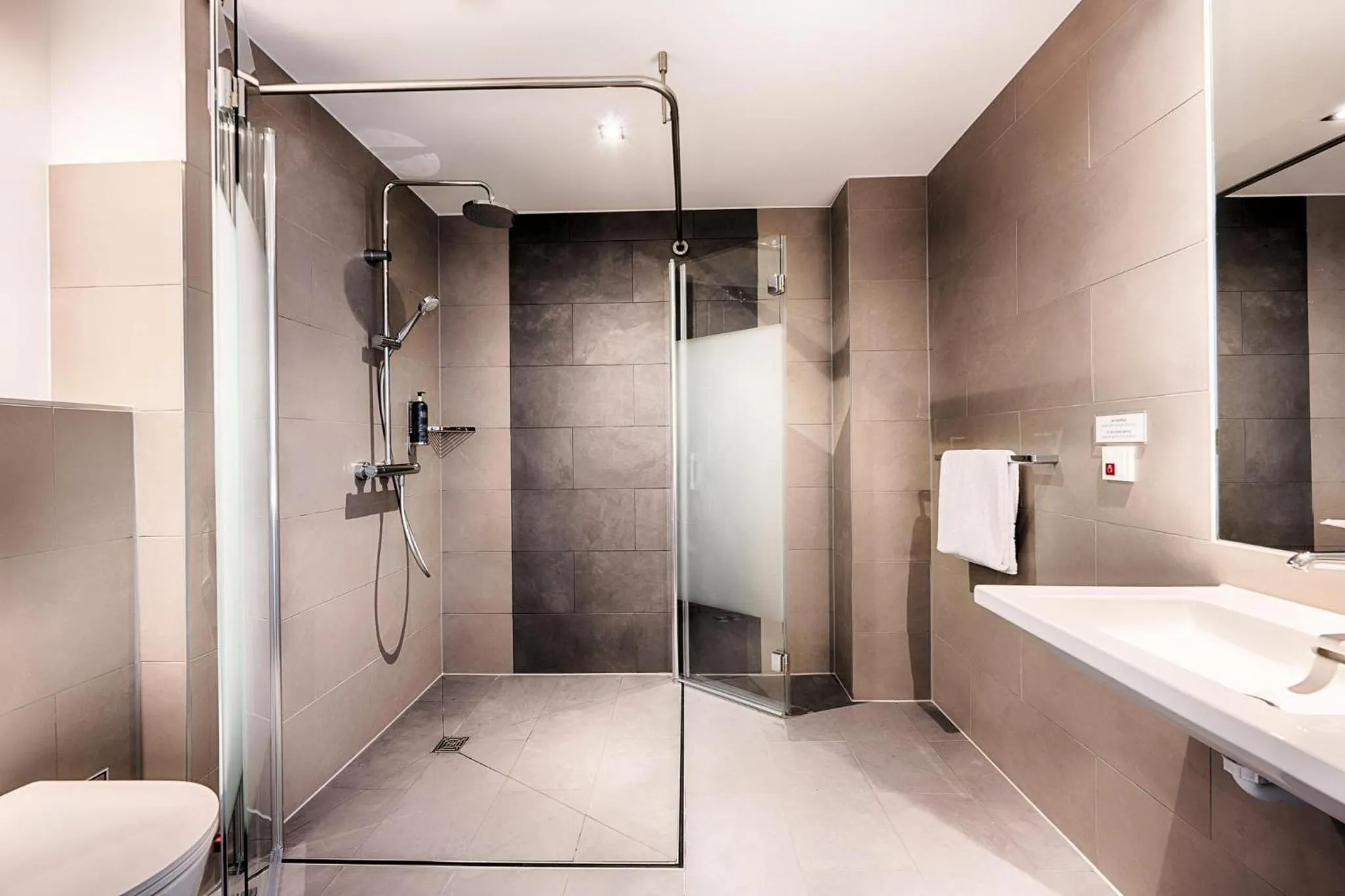 Bathroom in Premier Inn Wiesbaden City Centre