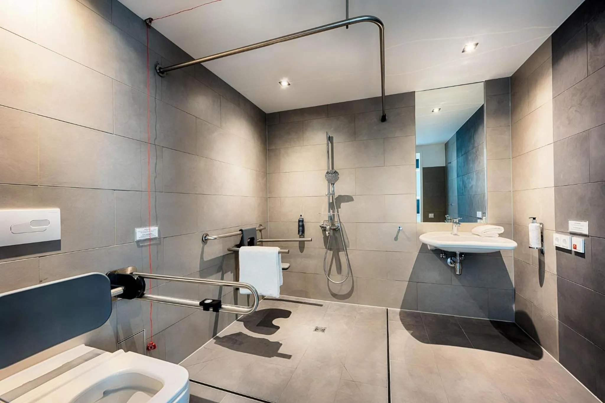 Bathroom in Premier Inn Wiesbaden City Centre