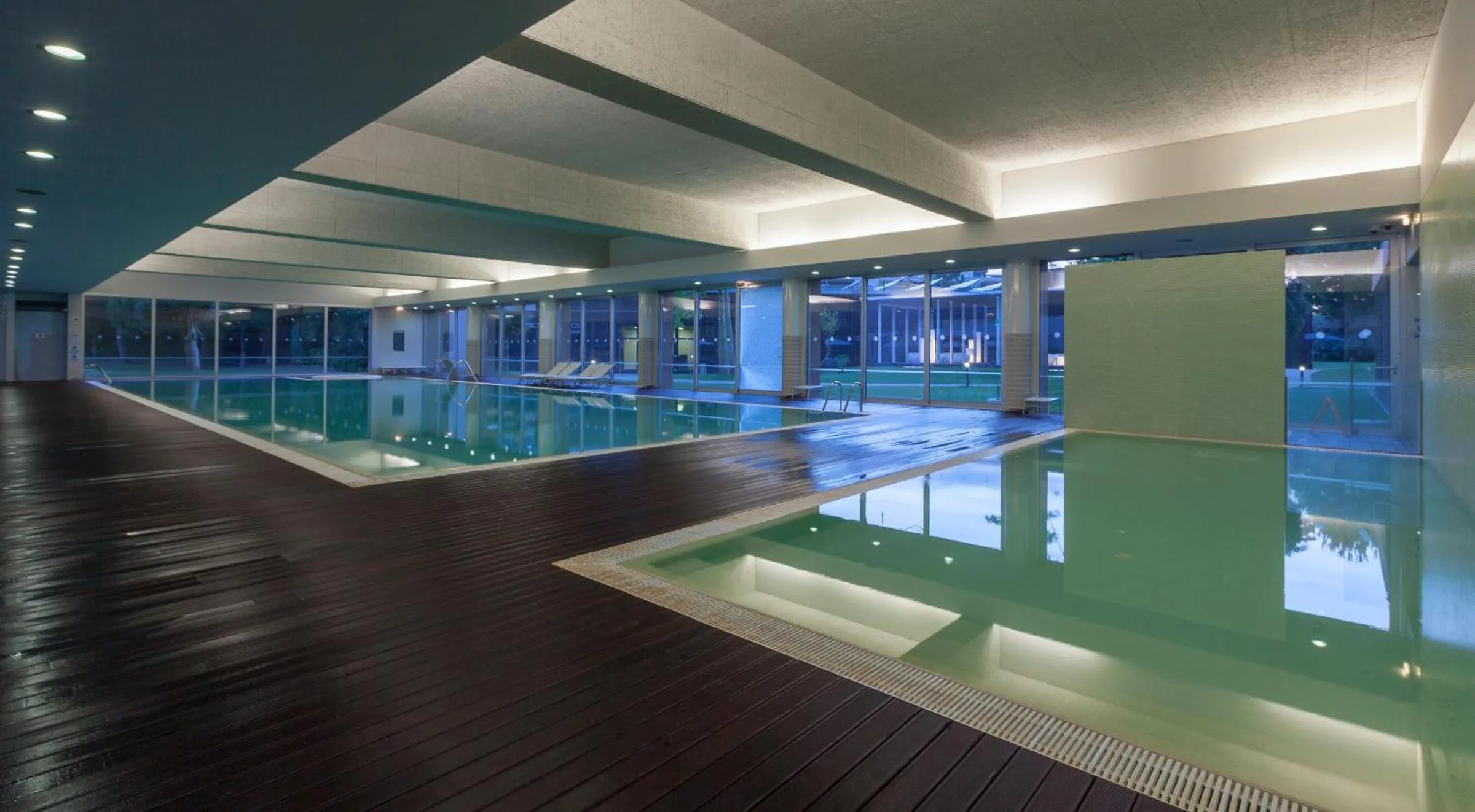 Swimming pool in Aqualuz Troia Mar by The Editory