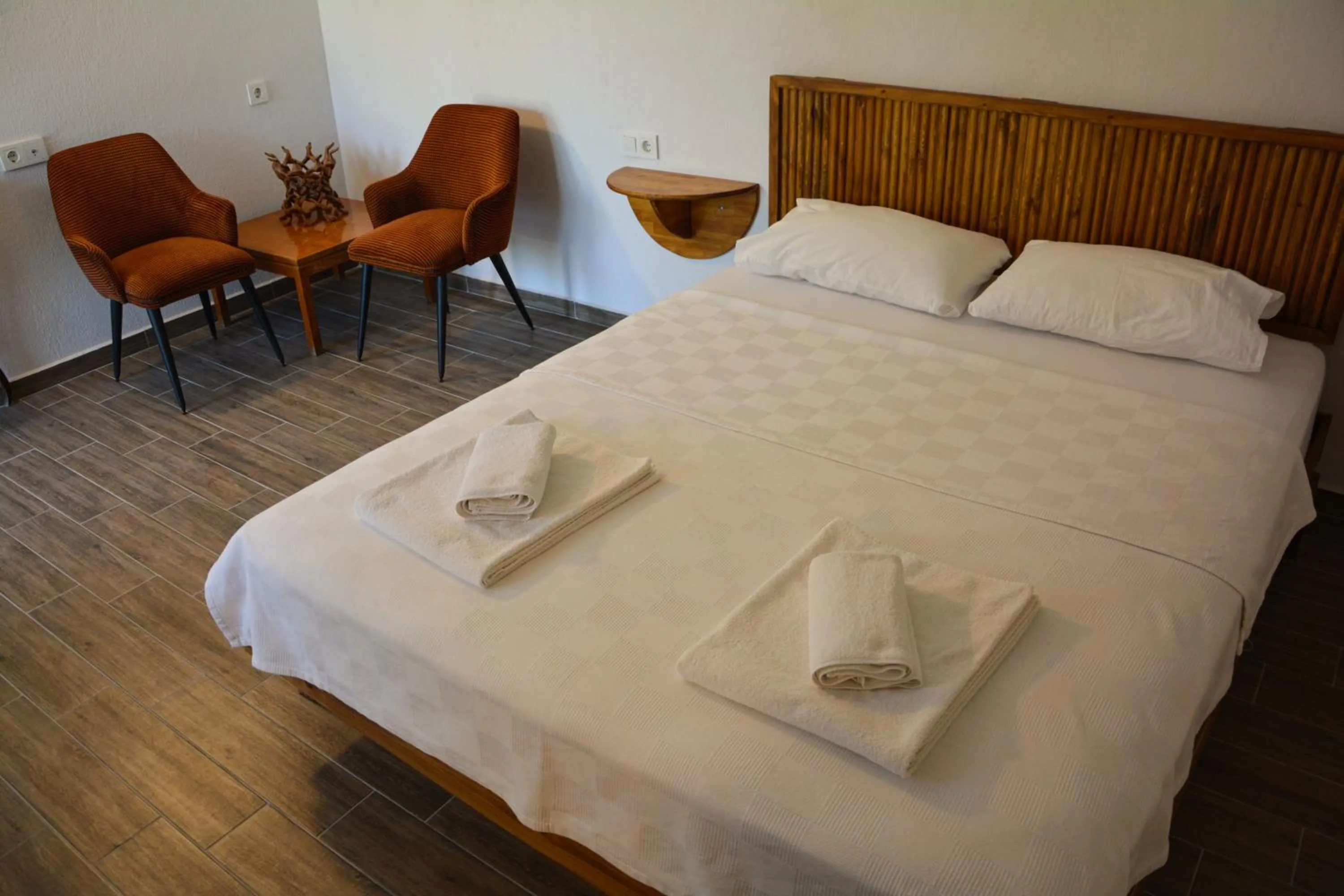 Seating area, Bed in İlçayto Rooms