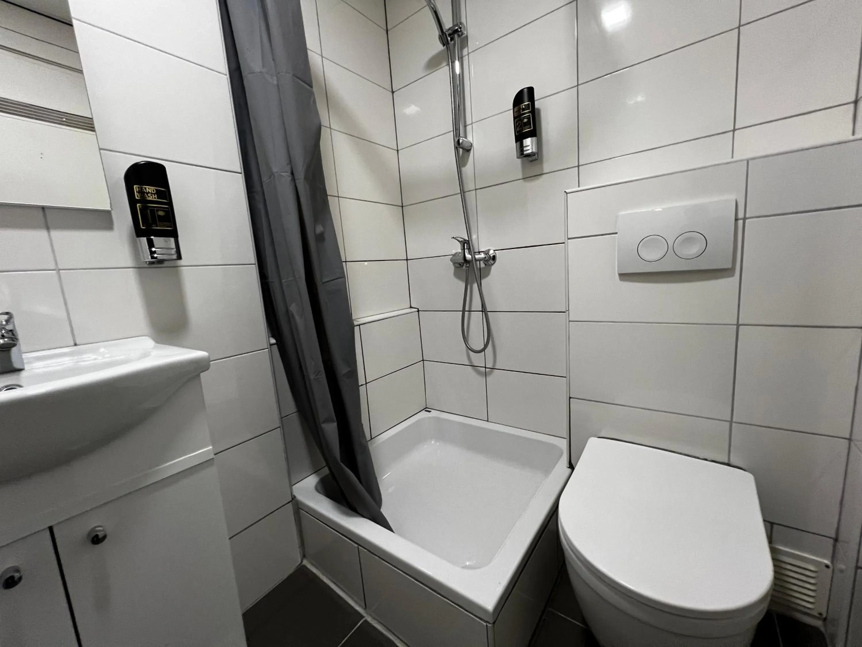 Shower in Budget Trianon Hotel
