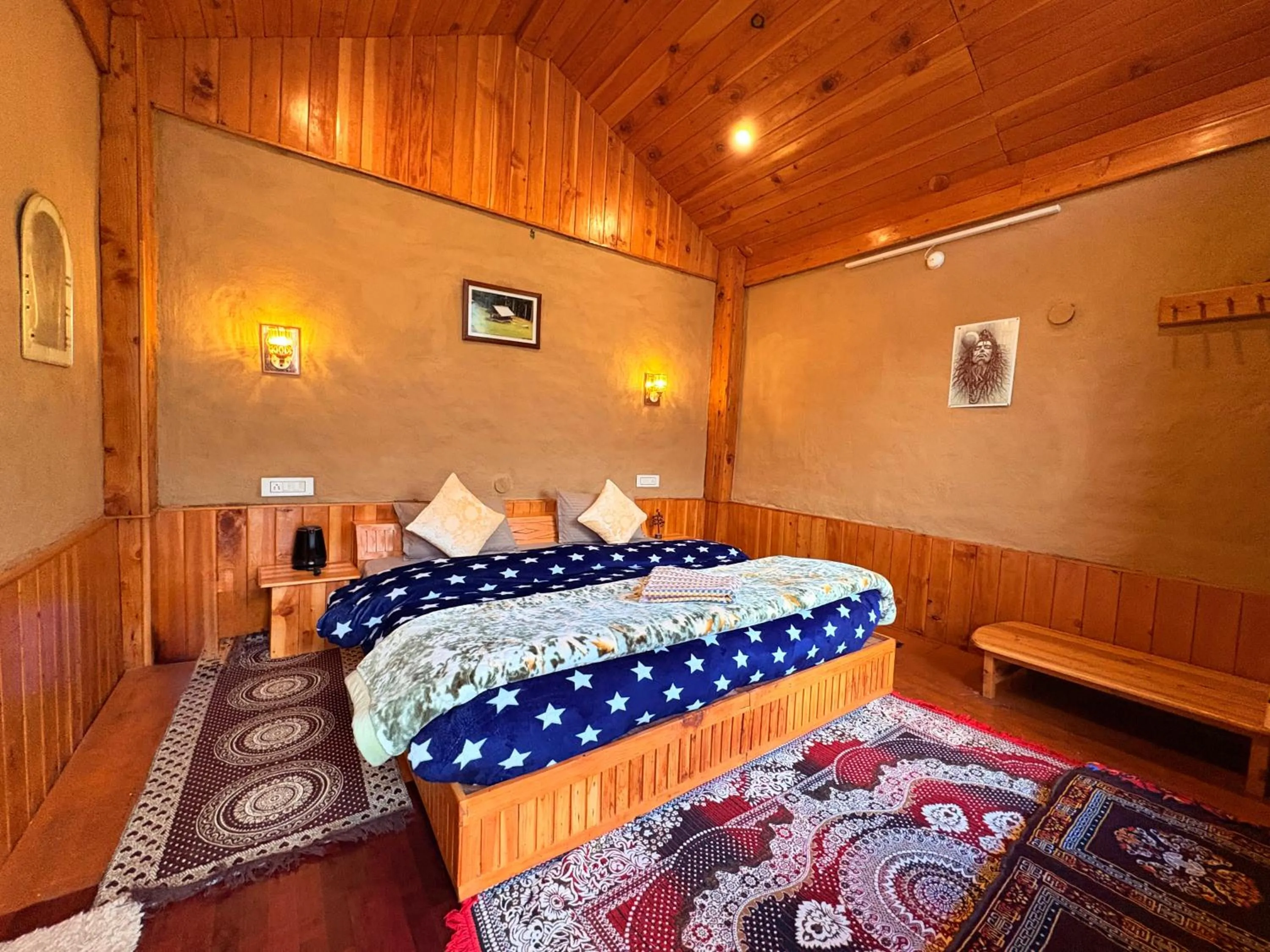 King Room with Mountain View in Navira Hills Laida - Jibhi