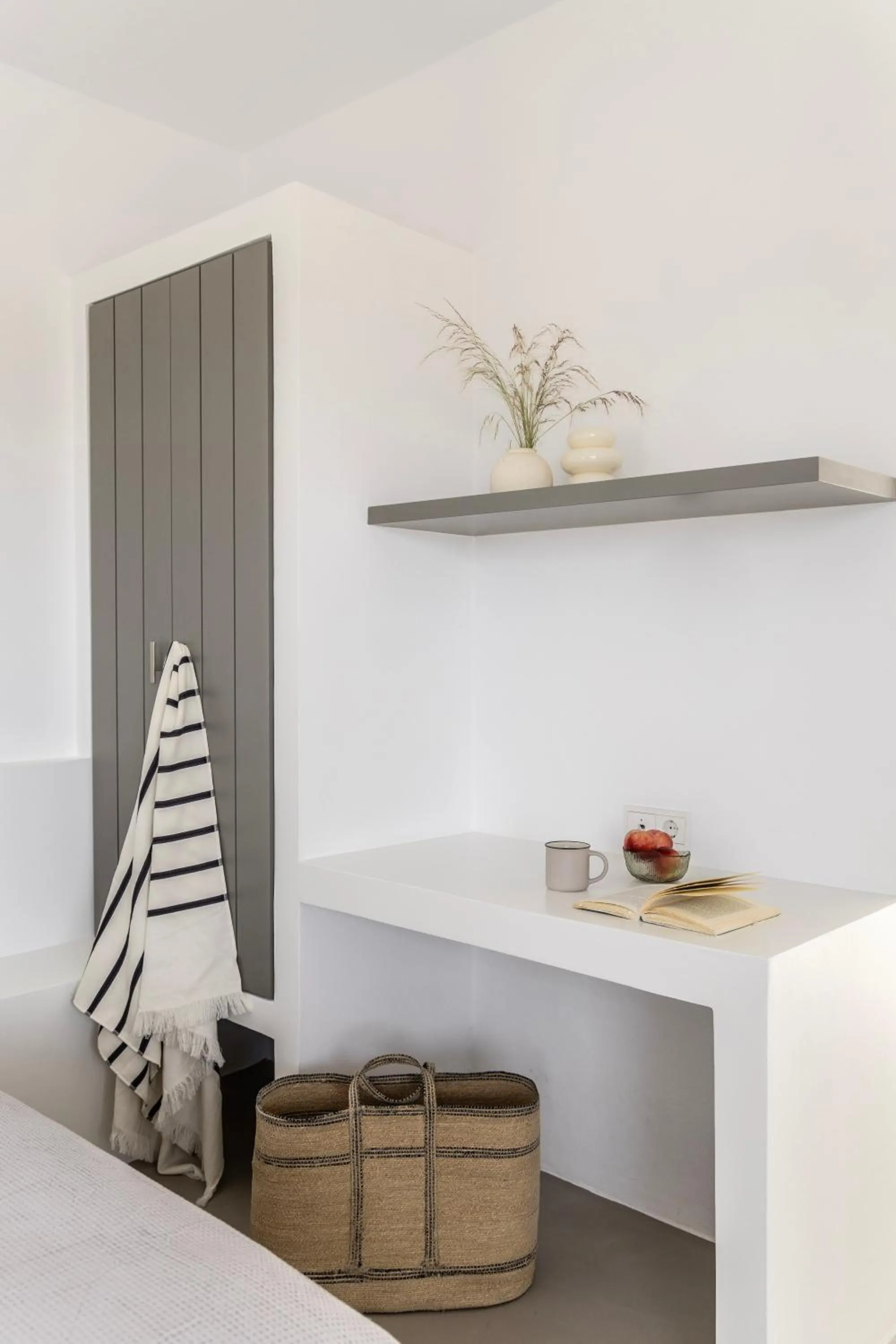 wardrobe, Bed in Korfi de Milo